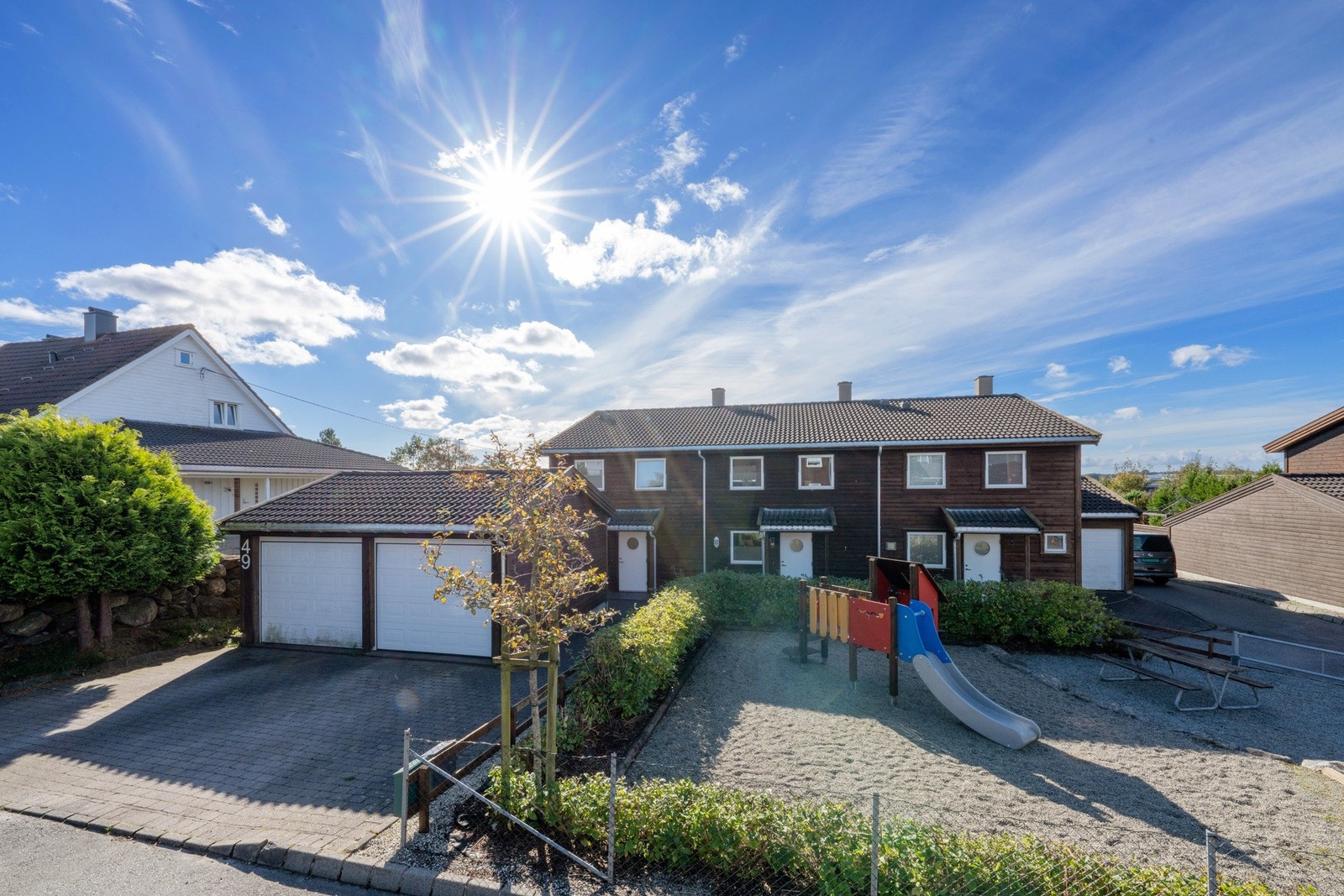 Garasje medfølger, (høyre side). Boligen ligger i et barnevennlig området. Det er kort vei til butikker og turområder. Galleribilde