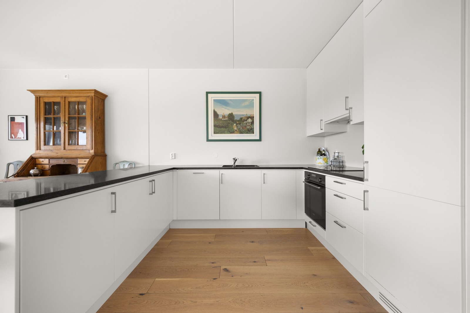 Innredningen har glatte fronter og benkeplate av kompositt silestone. Galleribilde