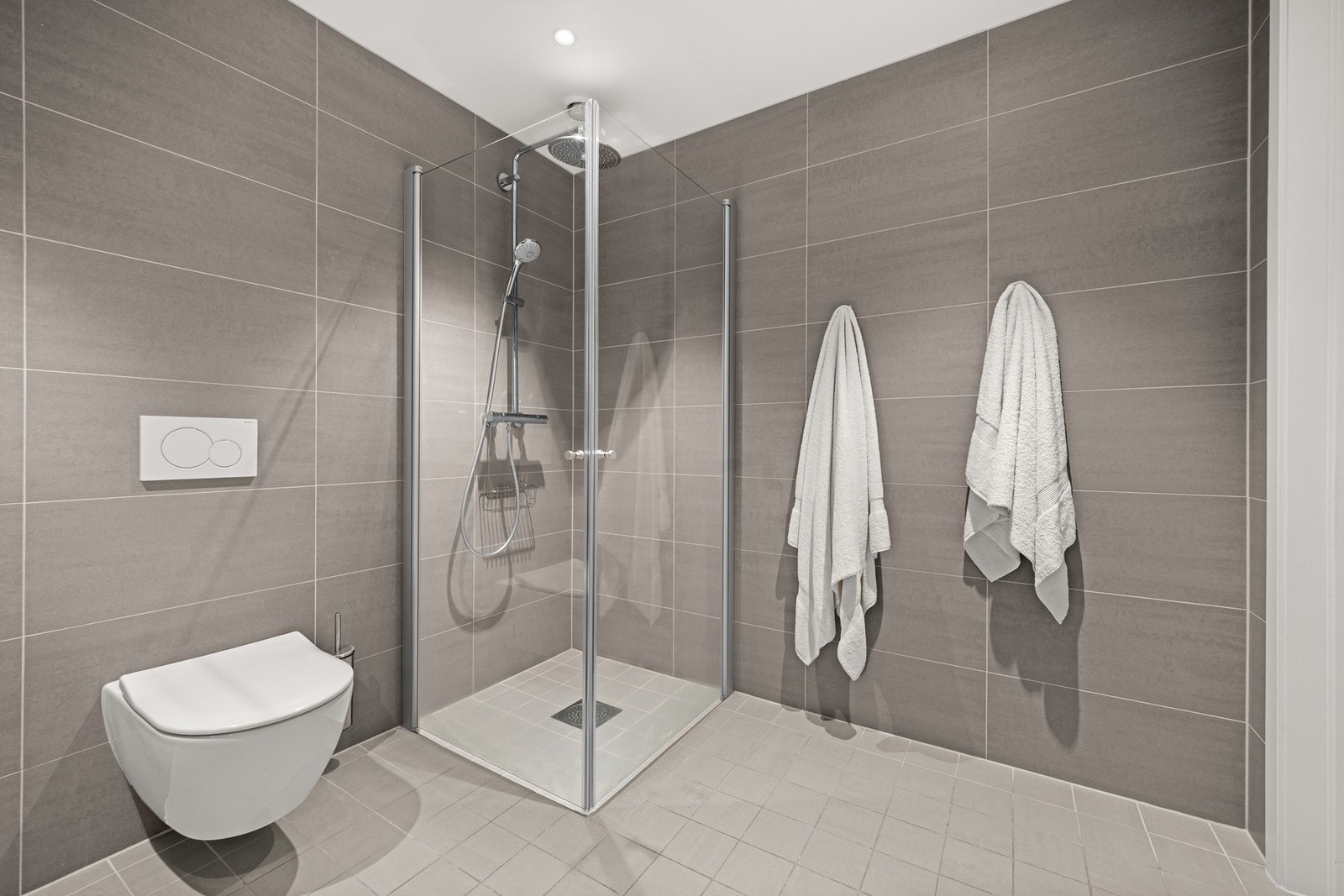 Badet har flislagte overflater og varmekabler i gulvet. Galleribilde