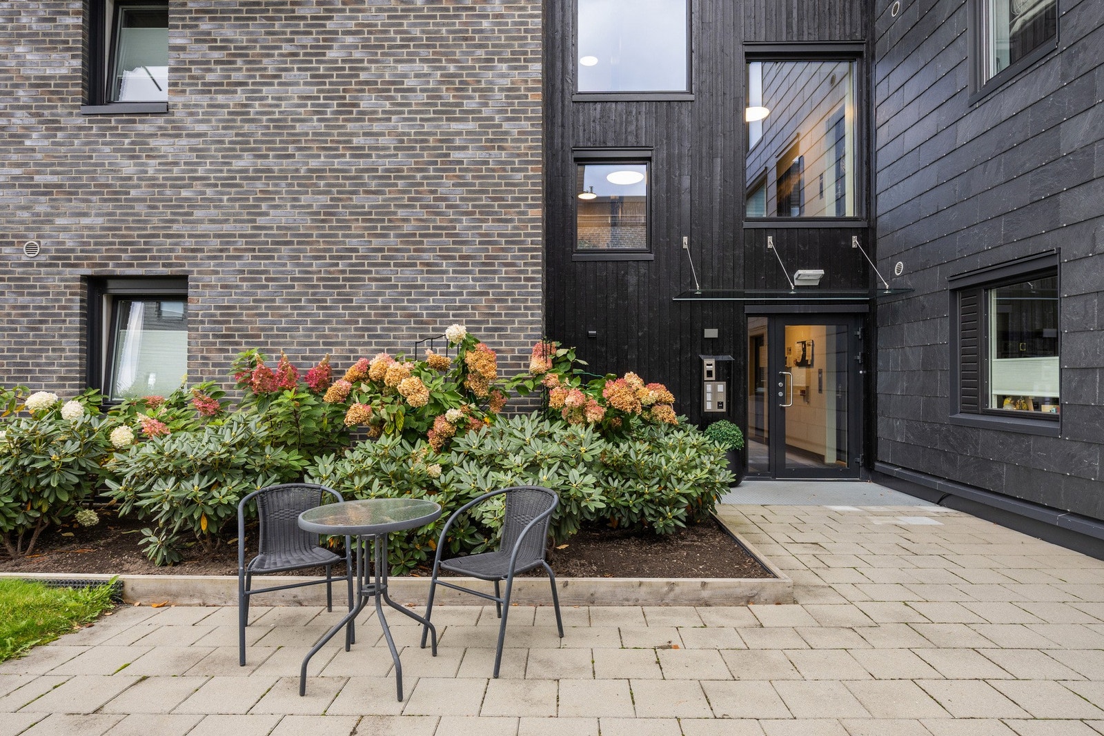 Barnevennlig nærmiljø med store, flotte grøntområder rundt bebyggelsen. Galleribilde