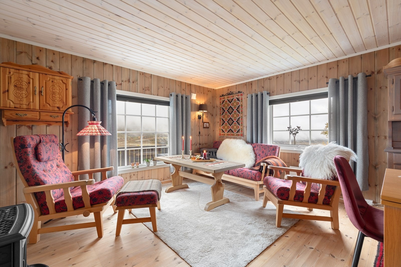 Hytta har innlagt strøm, og har originale overflater generelt i hytta. Galleribilde