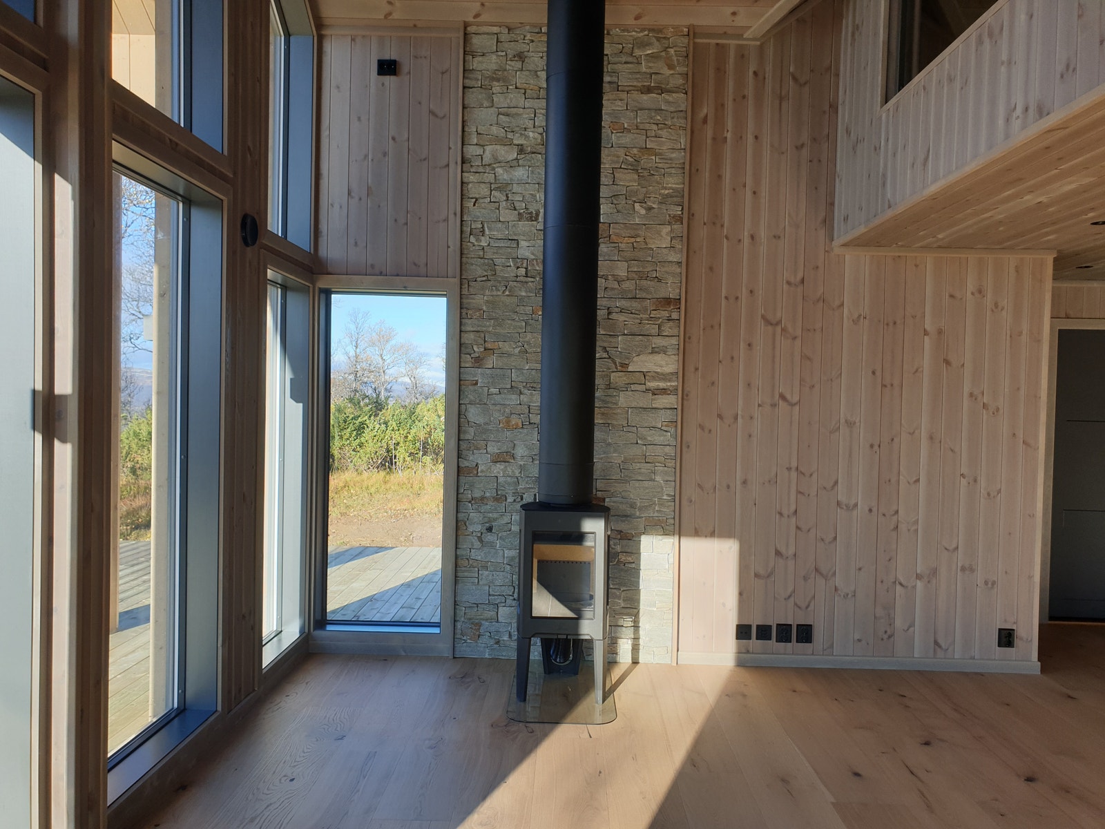 Skikkelig stilig stenforblending bak ovn. Galleribilde