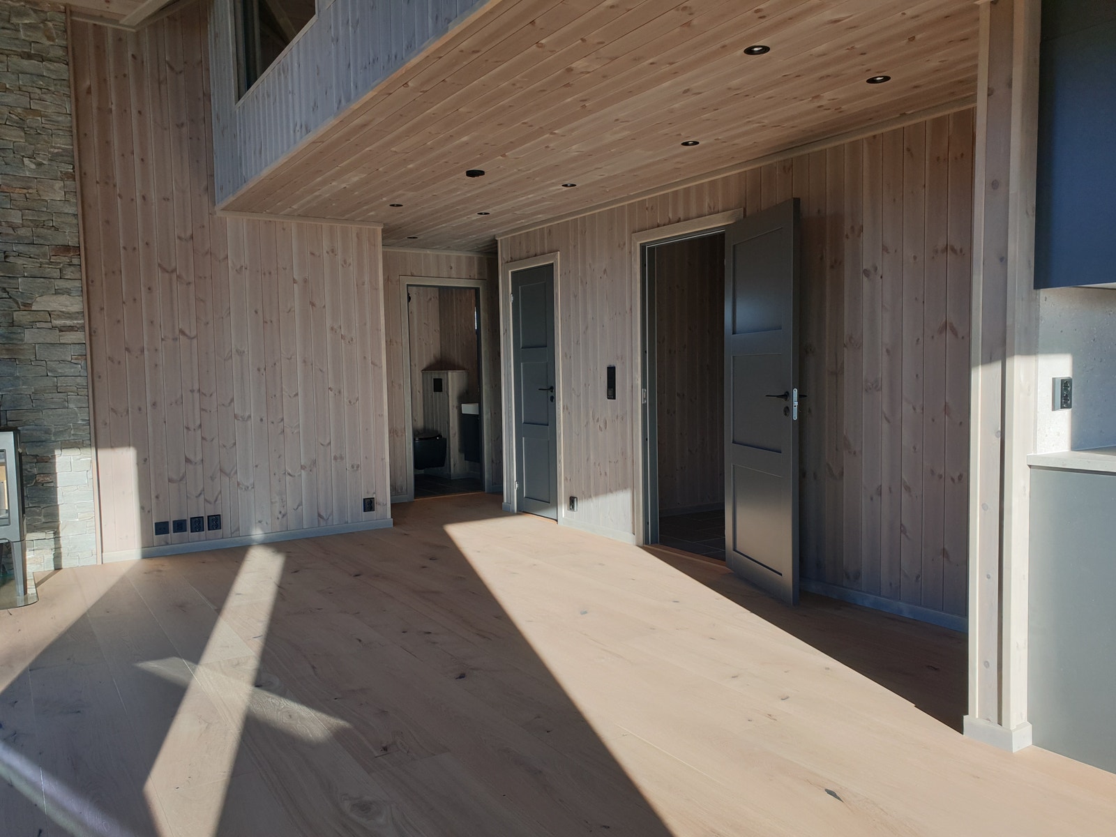 Saga Hardwood kvalitetsgulv i alle tørre rom. Galleribilde