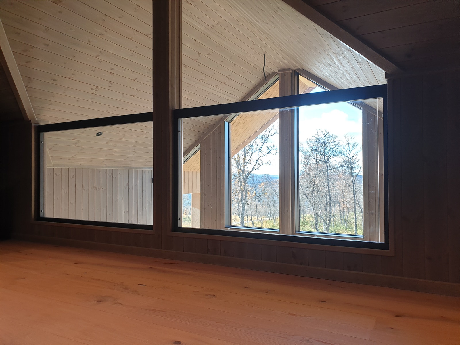 Glassrekkverk fikser tøff utsikt fra stue på plan 2. Galleribilde