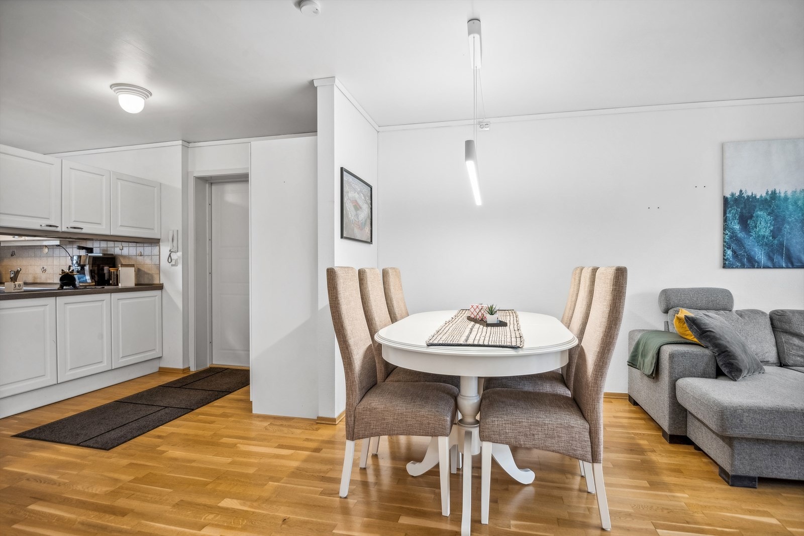 På innsiden venter en lys entré med plass for garderobeskap. Galleribilde