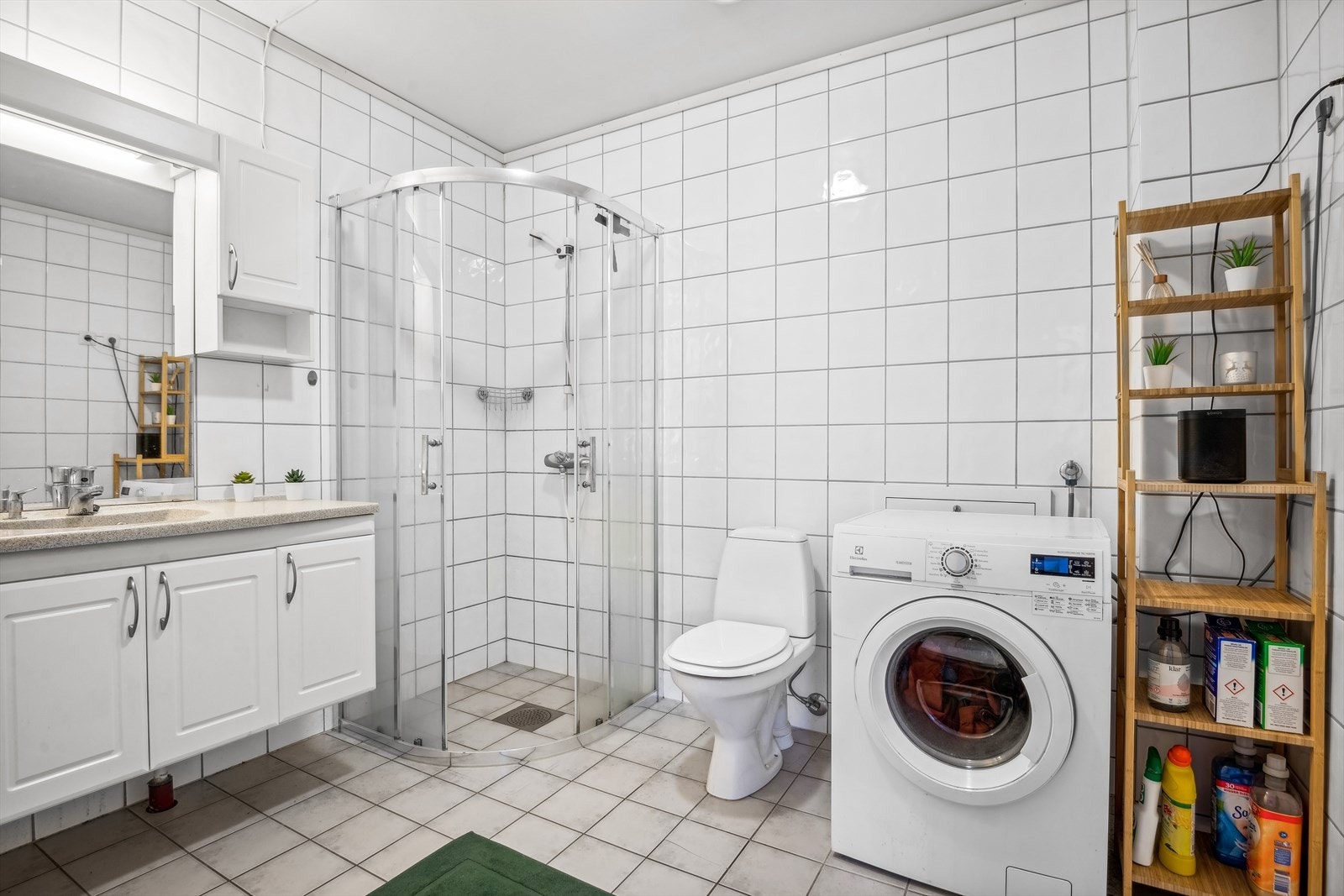 Boligens baderom er utført med fliser på gulv og vegger. Galleribilde