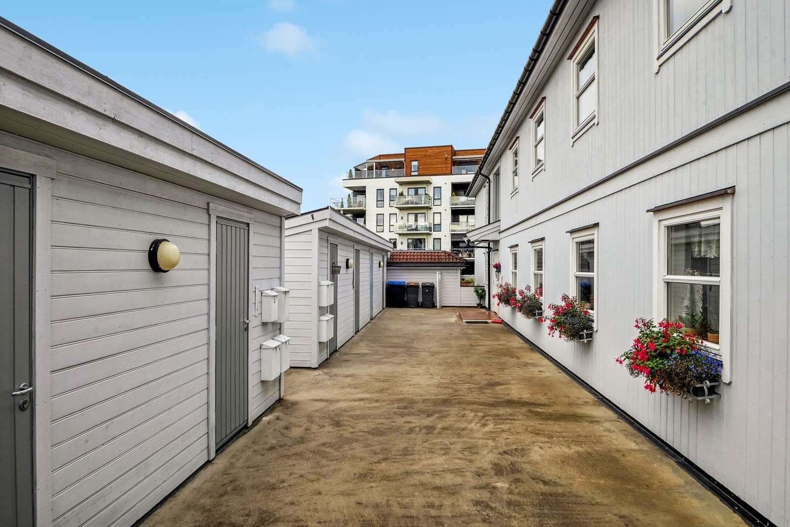 Trivelig inngangsparti med felles bod-anlegg. Galleribilde