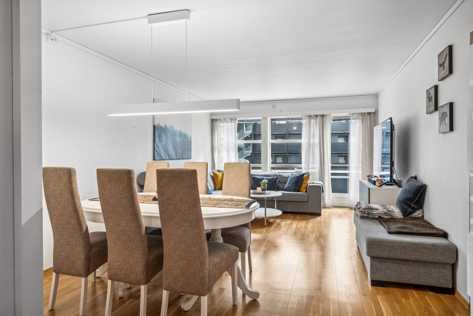 Boligen fremstår som lys og romslig. Galleribilde