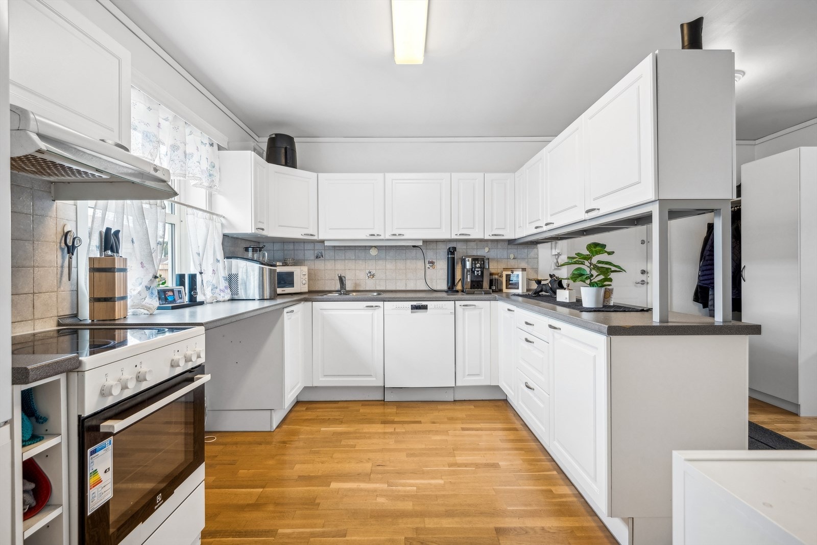 Vindu slipper inn rikelig med naturlig lys til matlagingen. Galleribilde