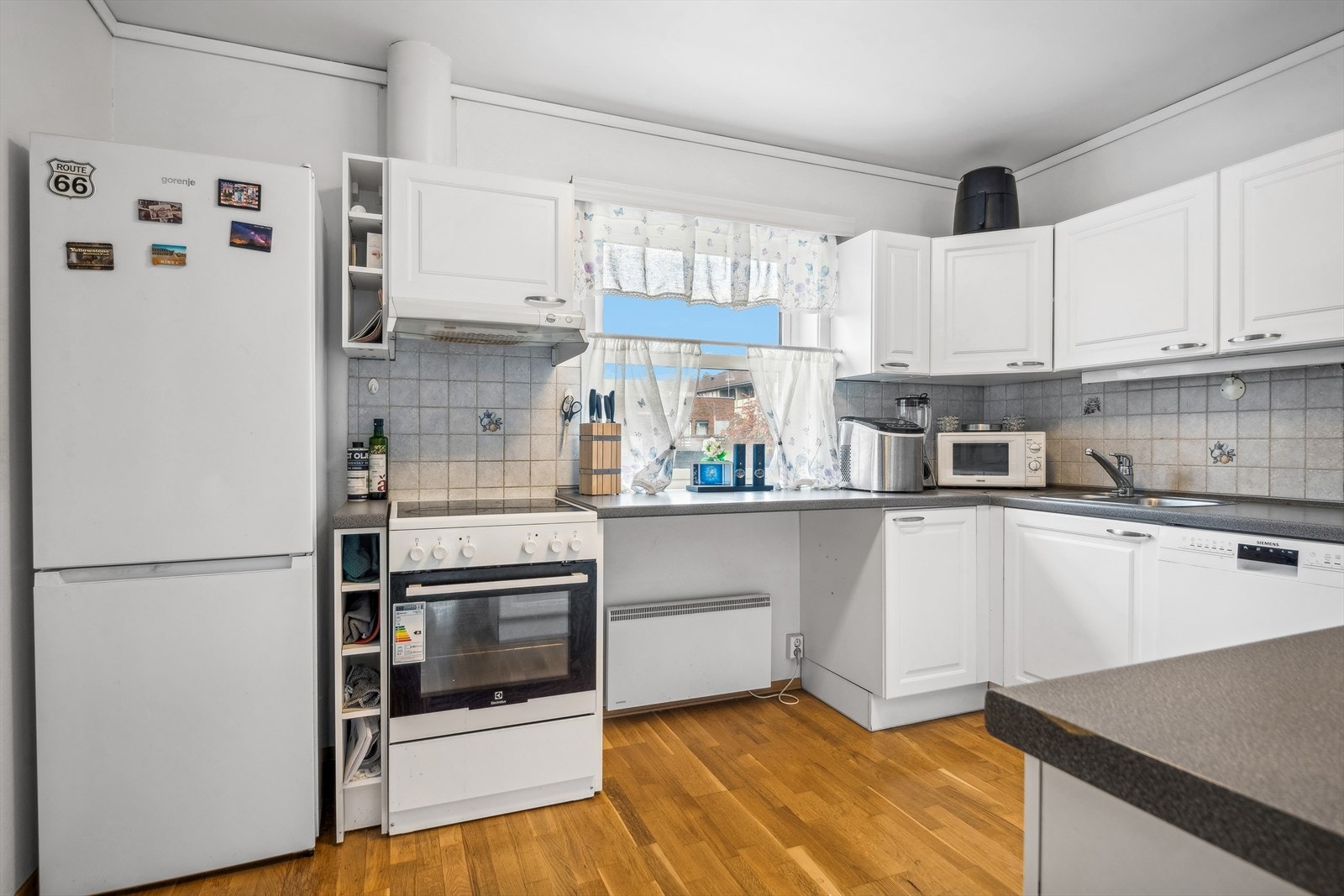 Kjøkkeninnredning med god skap- og benkeplass. Galleribilde