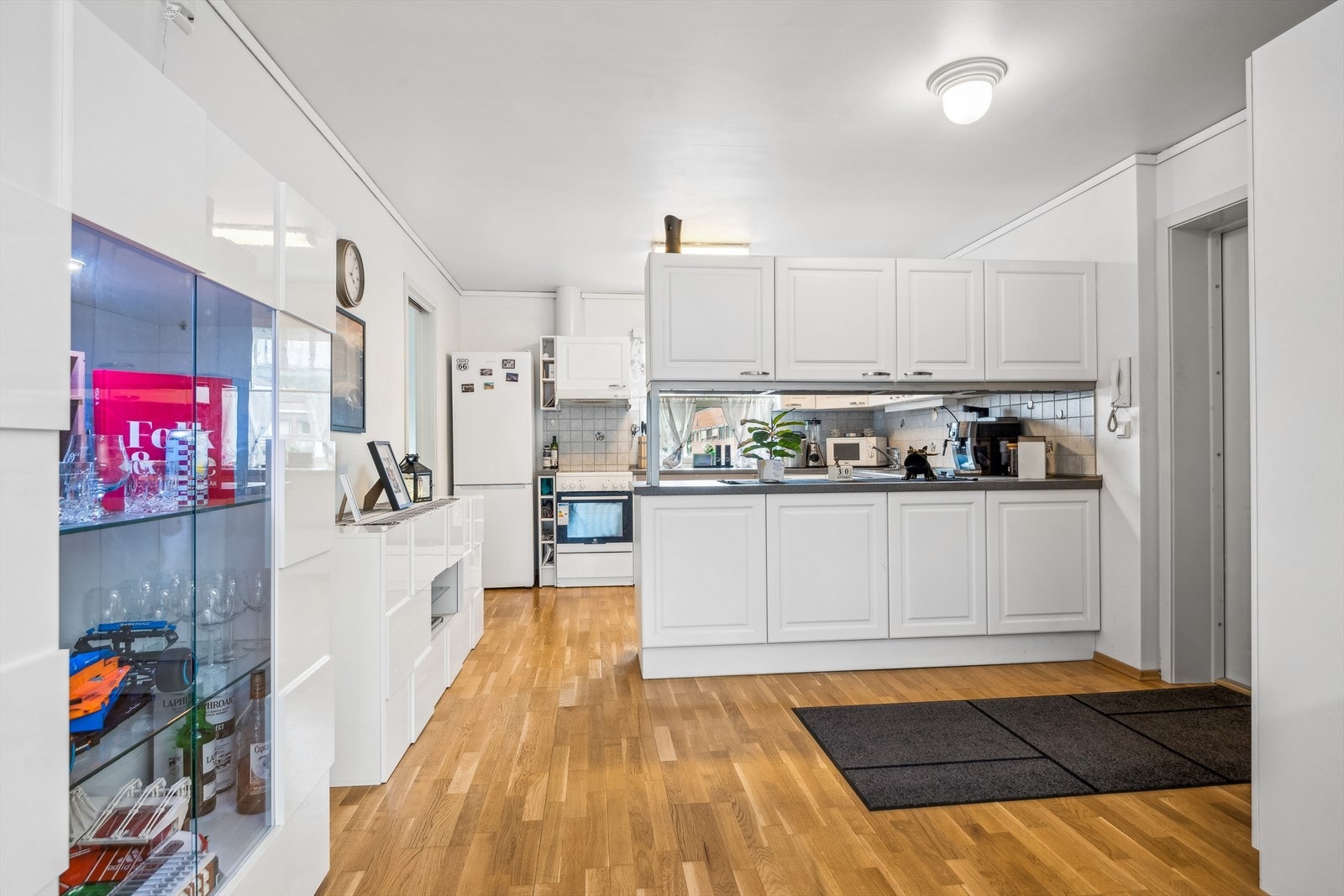 Boligens kjøkken er beliggende i åpen løsning til stuen. Galleribilde