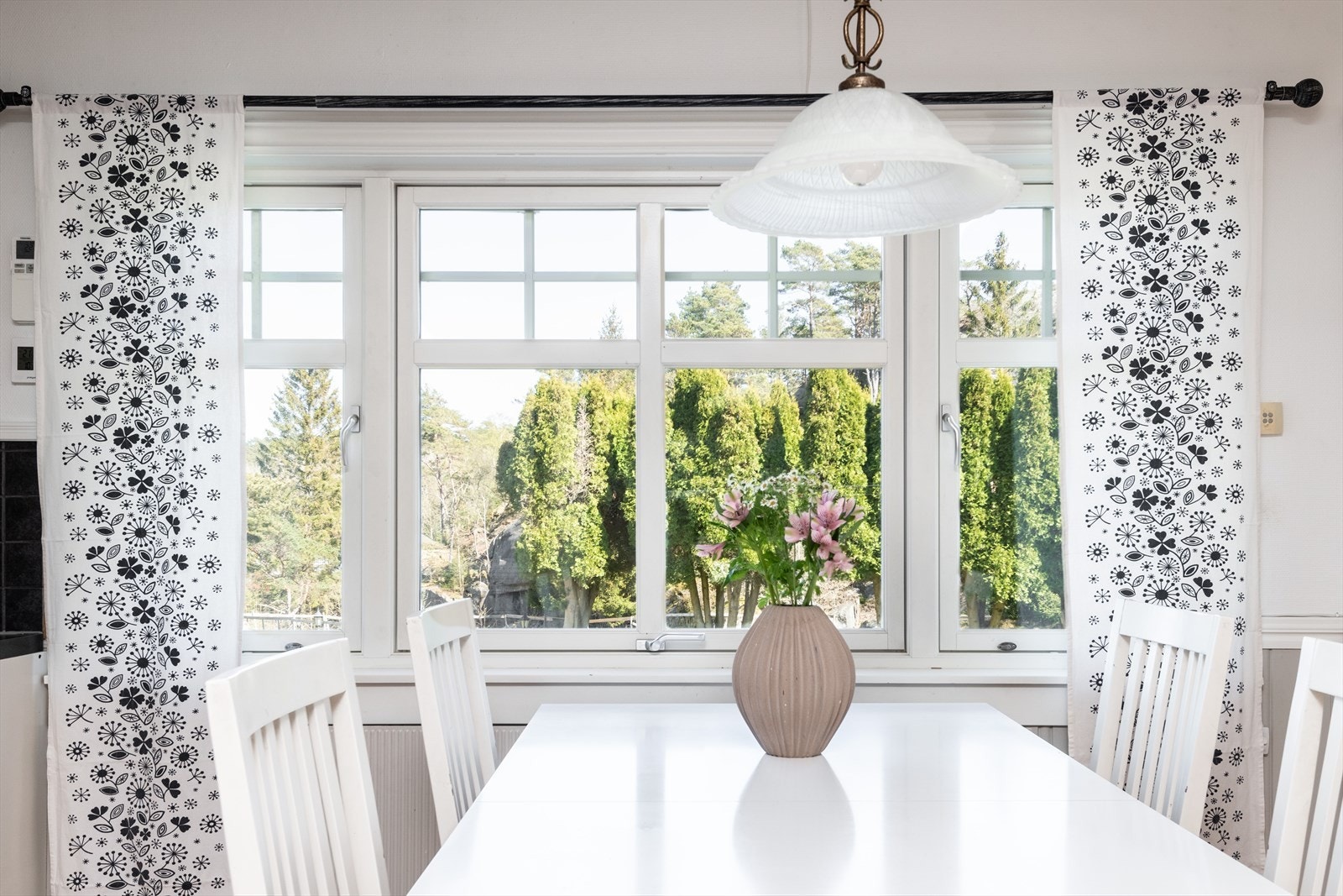 Fra spisebordet skuer man ut mot gårdsplassen og kan se geitene som går rundt på tunet. Galleribilde