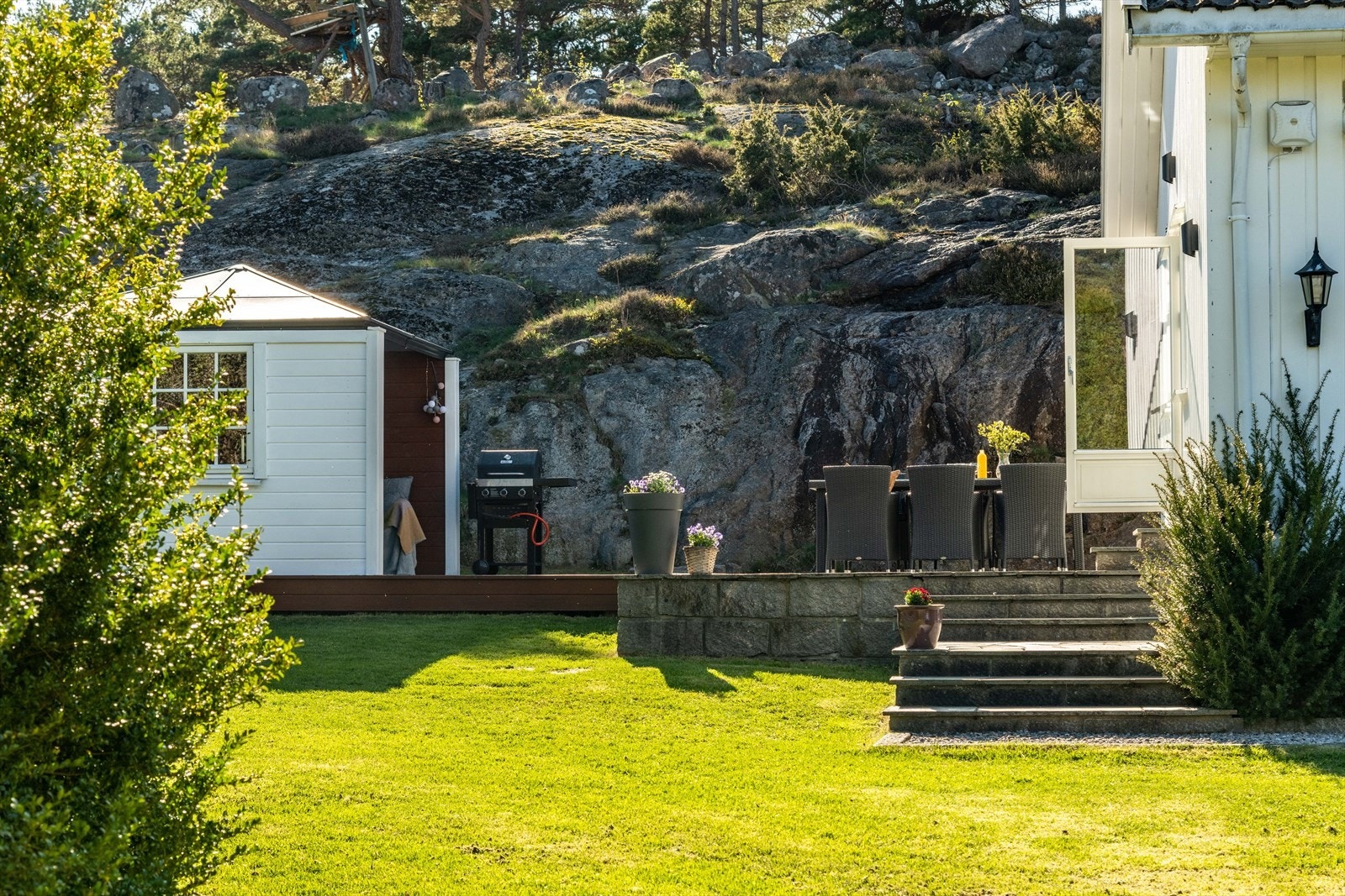 Det er flere sitteplasser på denne unike tomten. Galleribilde