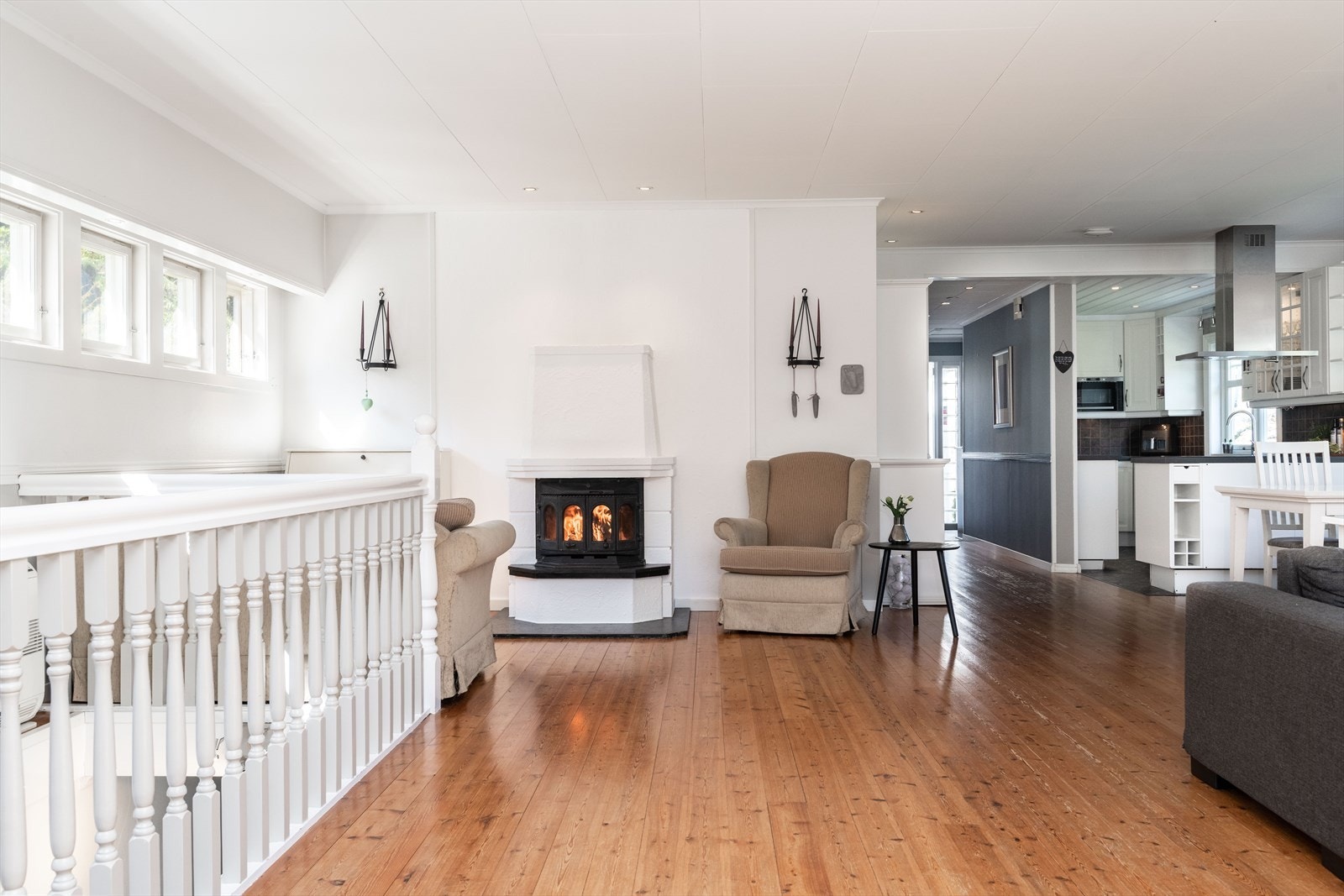 Stue, spisestue og kjøkken er et romslig og sosialt allrom hvor familien kan samle venner og familie. Galleribilde