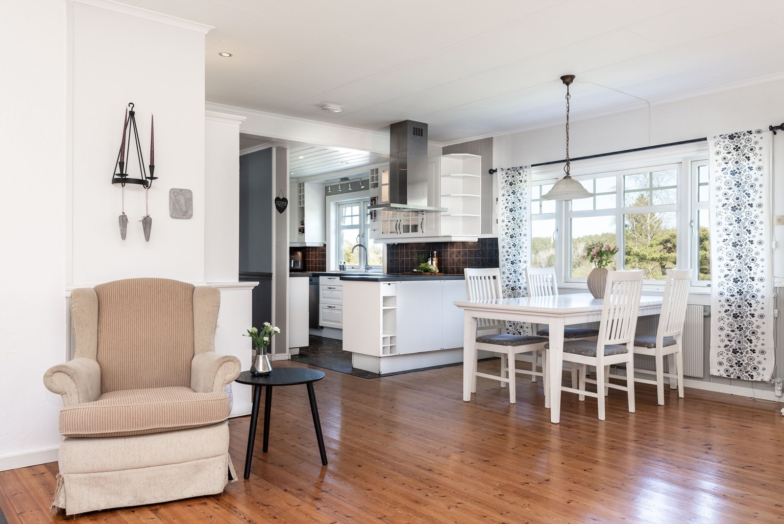 Det er en åpne løsning mellom stue og kjøkken. Galleribilde