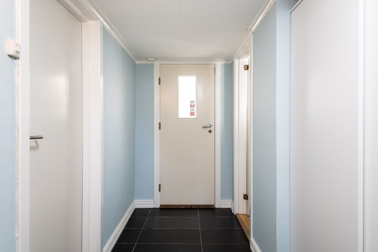 Fra kjellerstuen er det utgang til en mellomgang som har egen dør ut til uterområdet. Det er også inngang til ett innredet rom som brukes til soverom (ikke godkjent soverom) og et toalettrom. Galleribilde