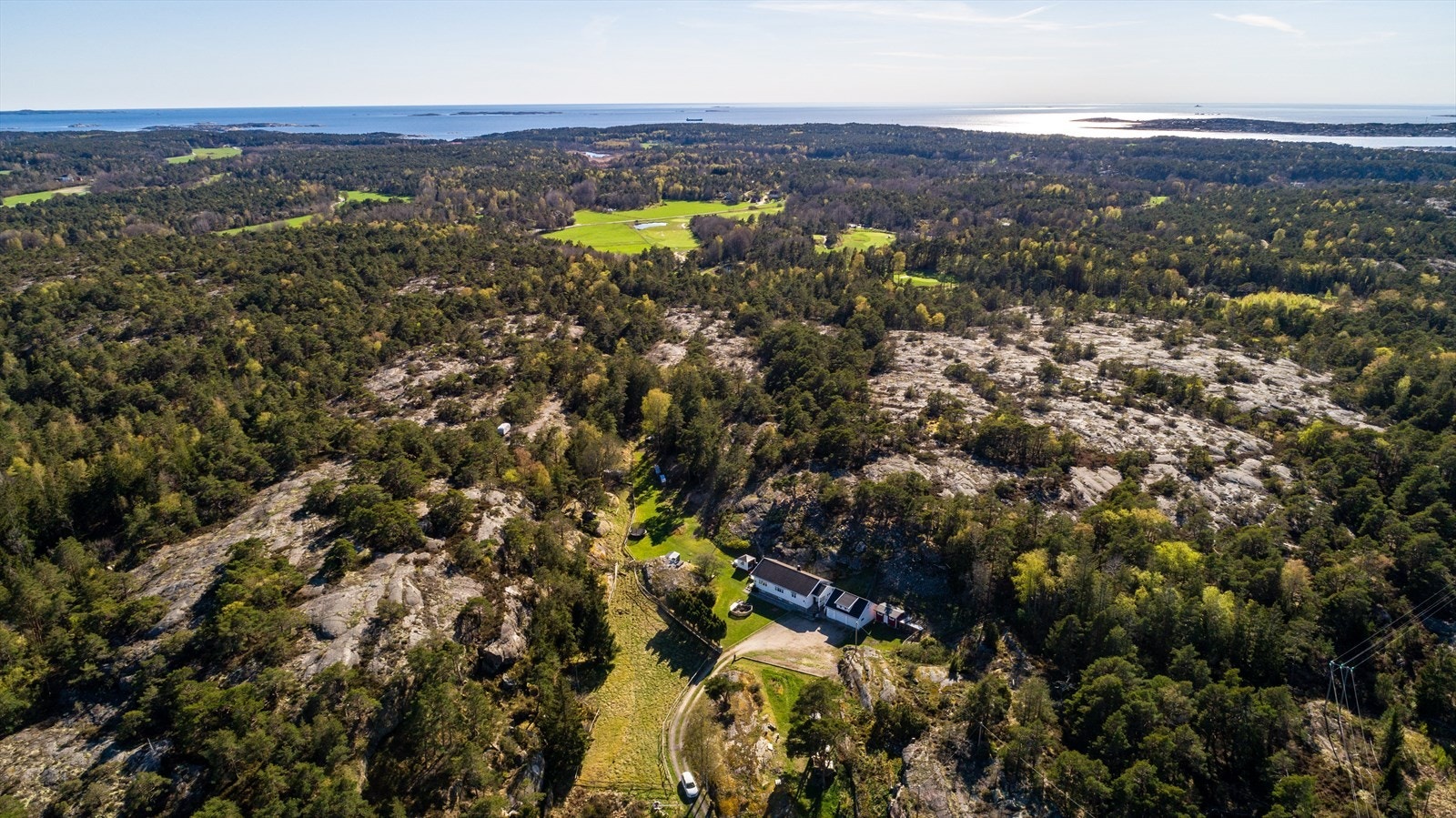 Tomten er solrik og stor og strekker seg nesten helt opp mot golfbanen. Galleribilde