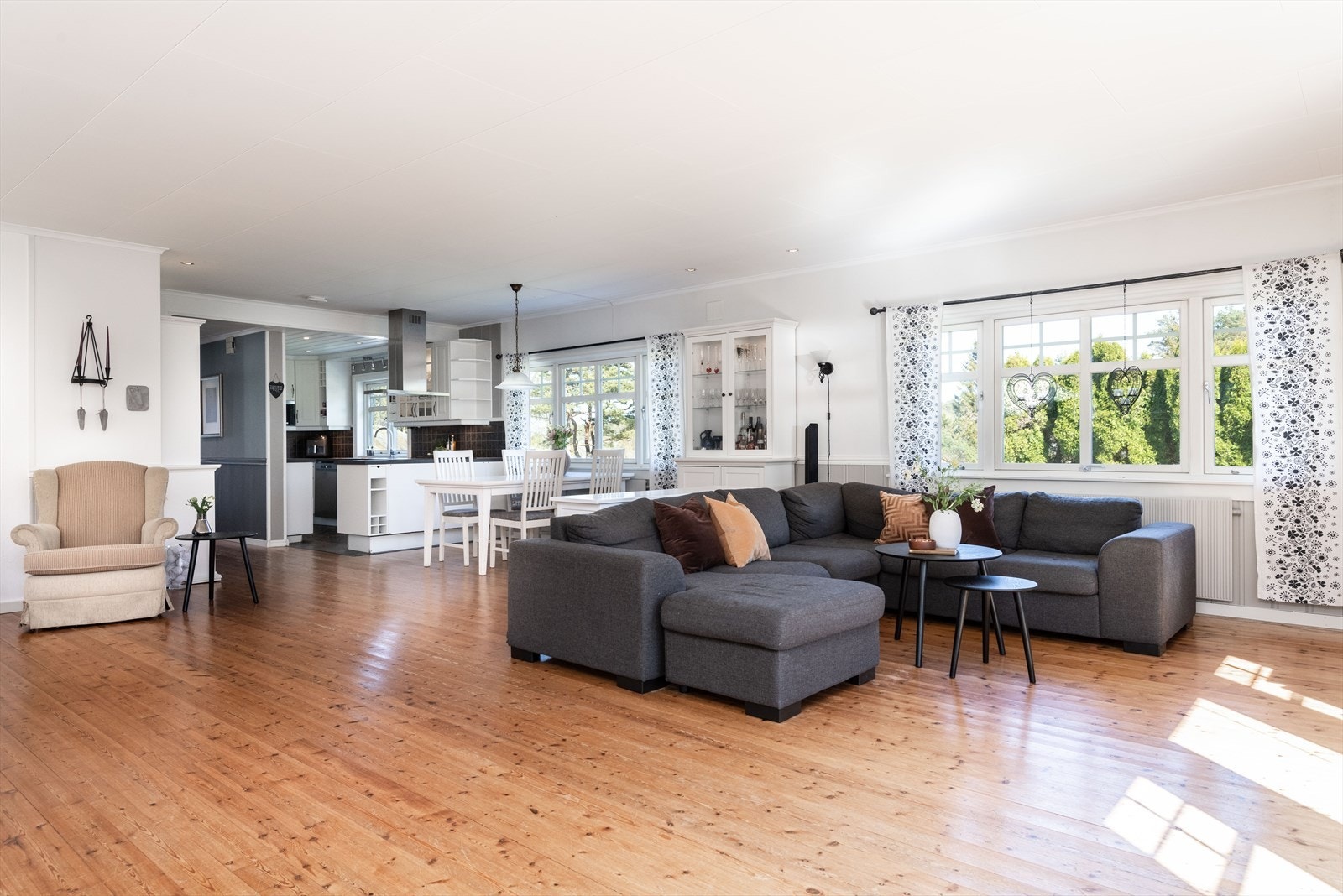 I stuen er det ekte tregulv som kan slipes for å få en ny glød. Galleribilde