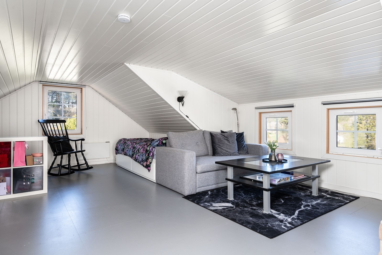 Hems over garasjen. Galleribilde