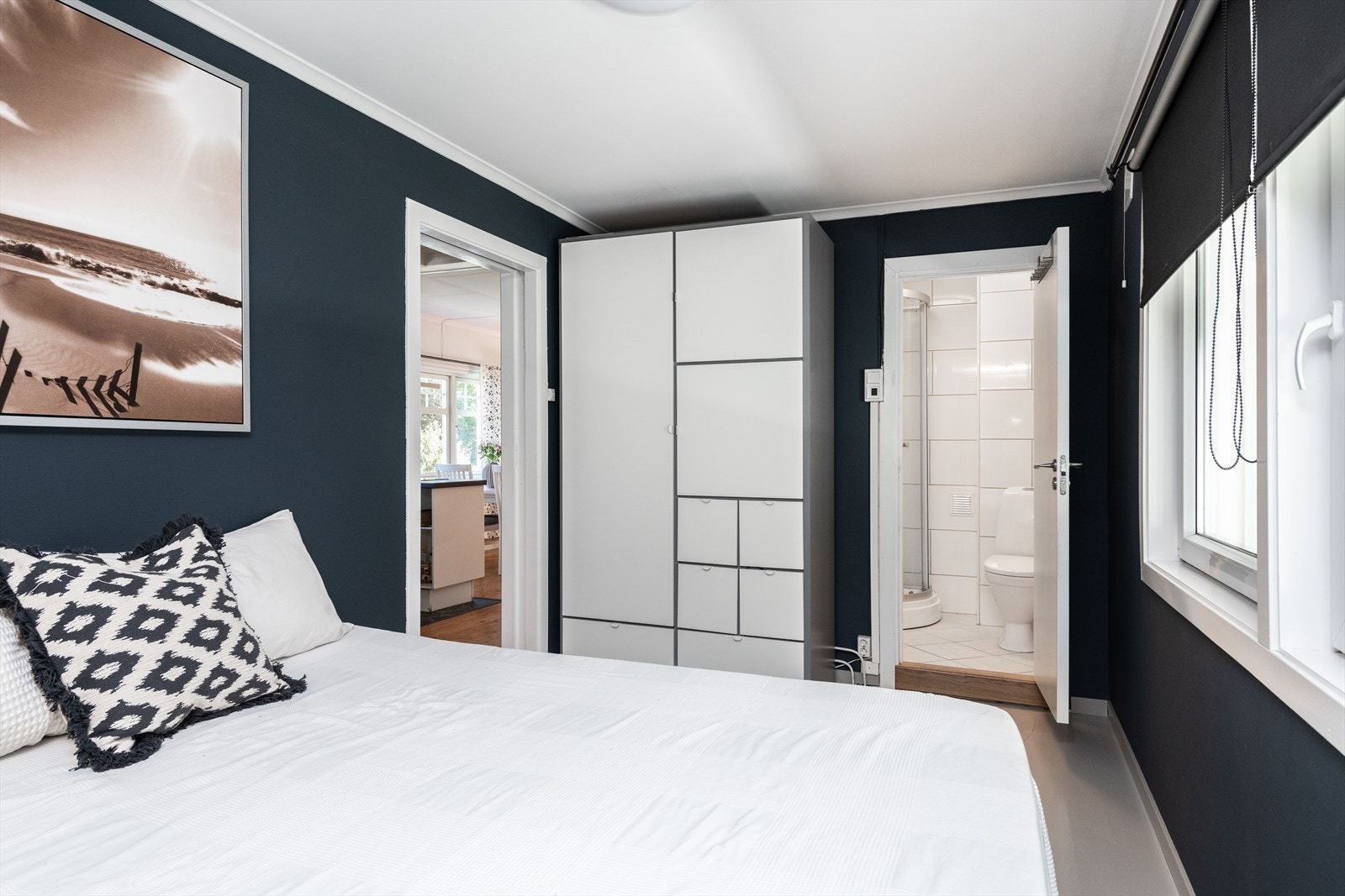 Til soverommet er det et privat baderom innredet med toalett, dusj og servant. Galleribilde