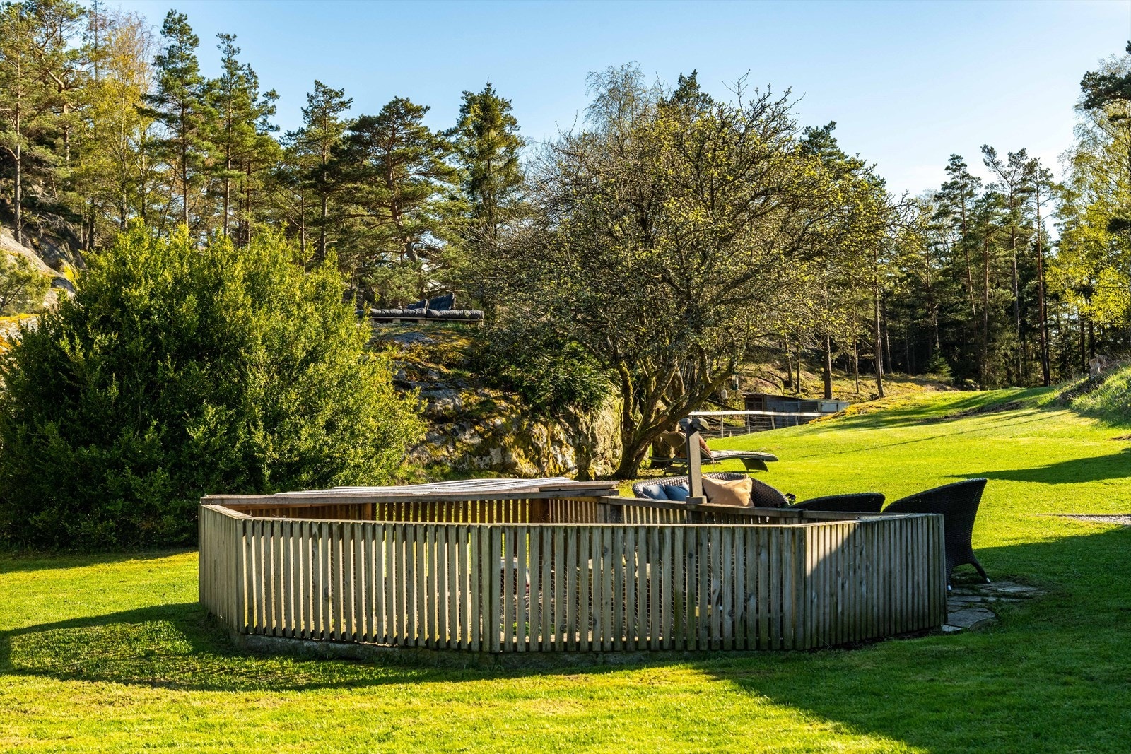 Midt på gårdsplassen er det bygd en luftegård for kaninene. Galleribilde