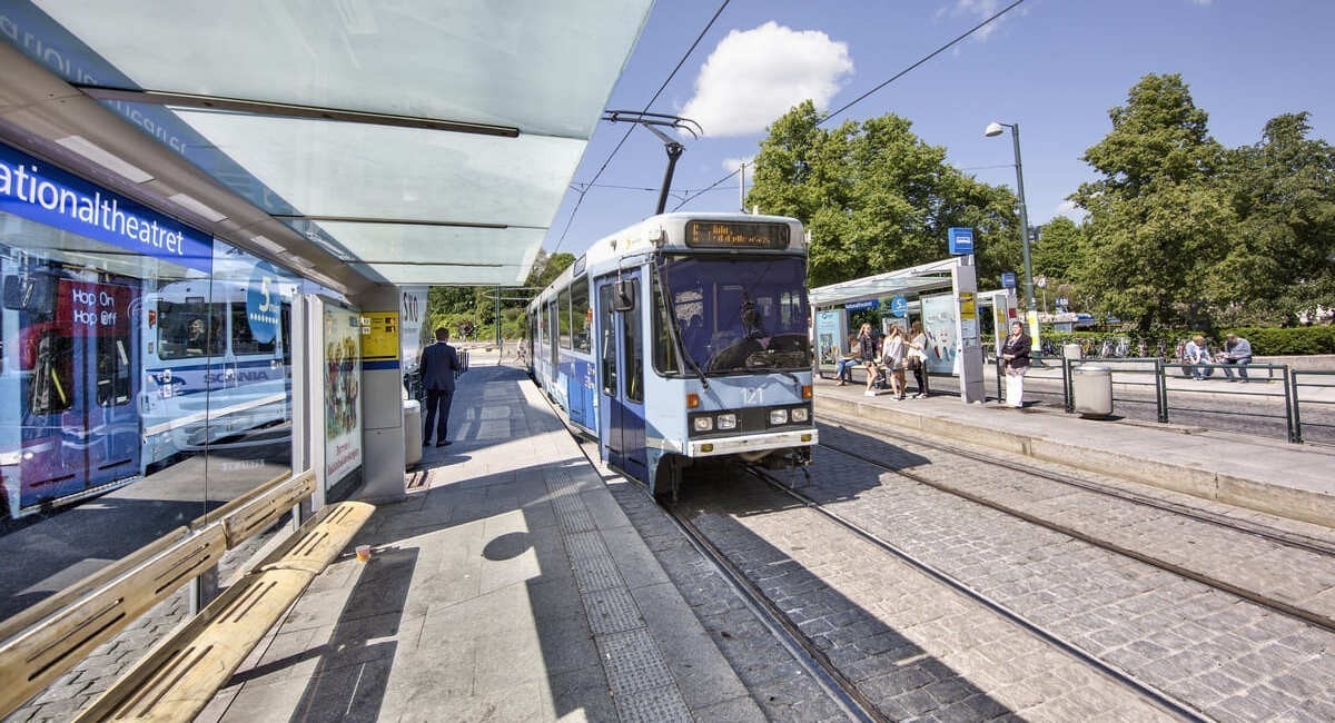 Hyppige avganger på trikk, buss, T-bane og tog på Nationaltheatret Galleribilde