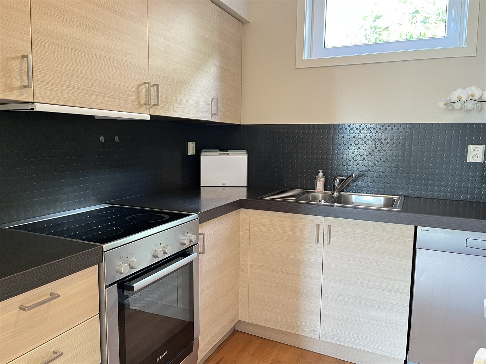 Kjøkkeninnredning er med slette fronter og laminat benkeplate. Opplegg for oppvaskmaskin. Galleribilde