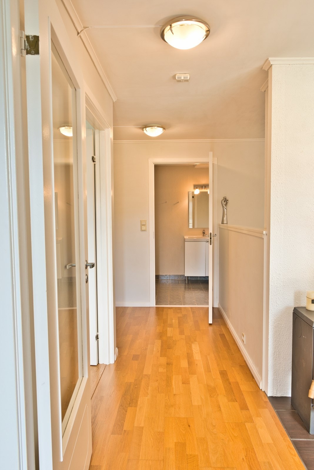 Parkettgulv i gang. Galleribilde