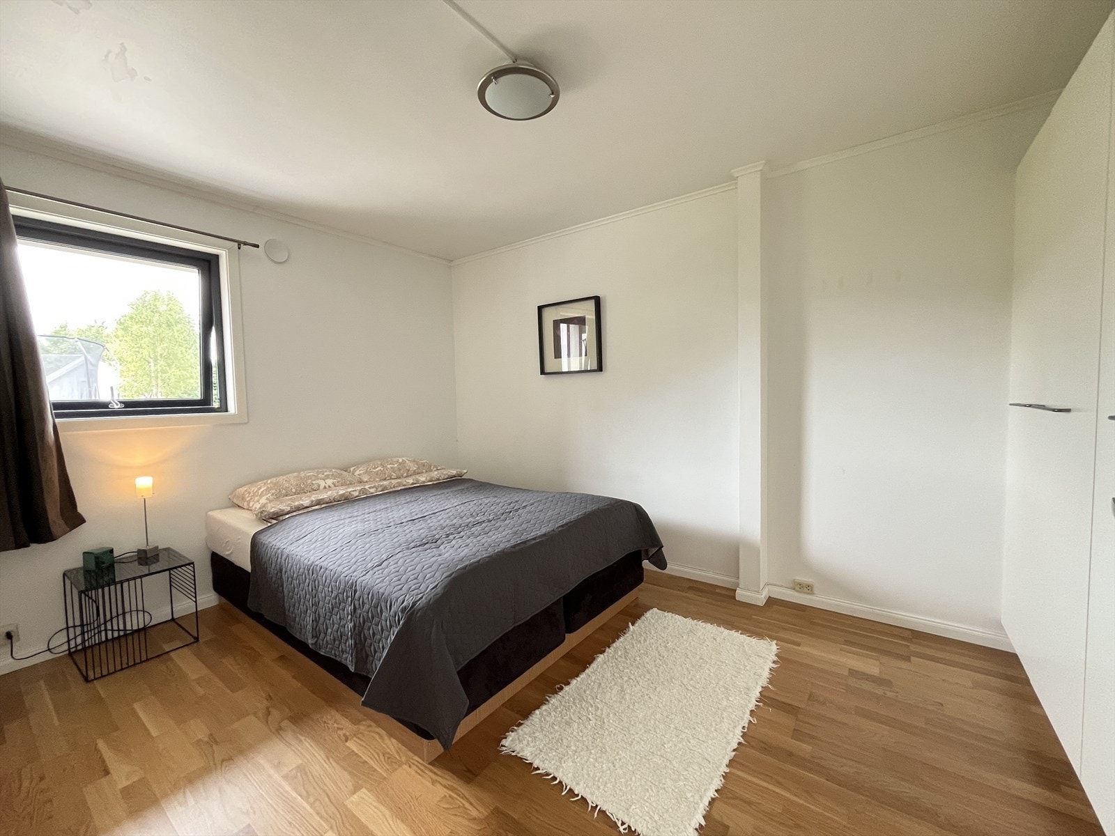 Soverommet er av fin størrelse og det er montert godt med garderodeskap. Galleribilde