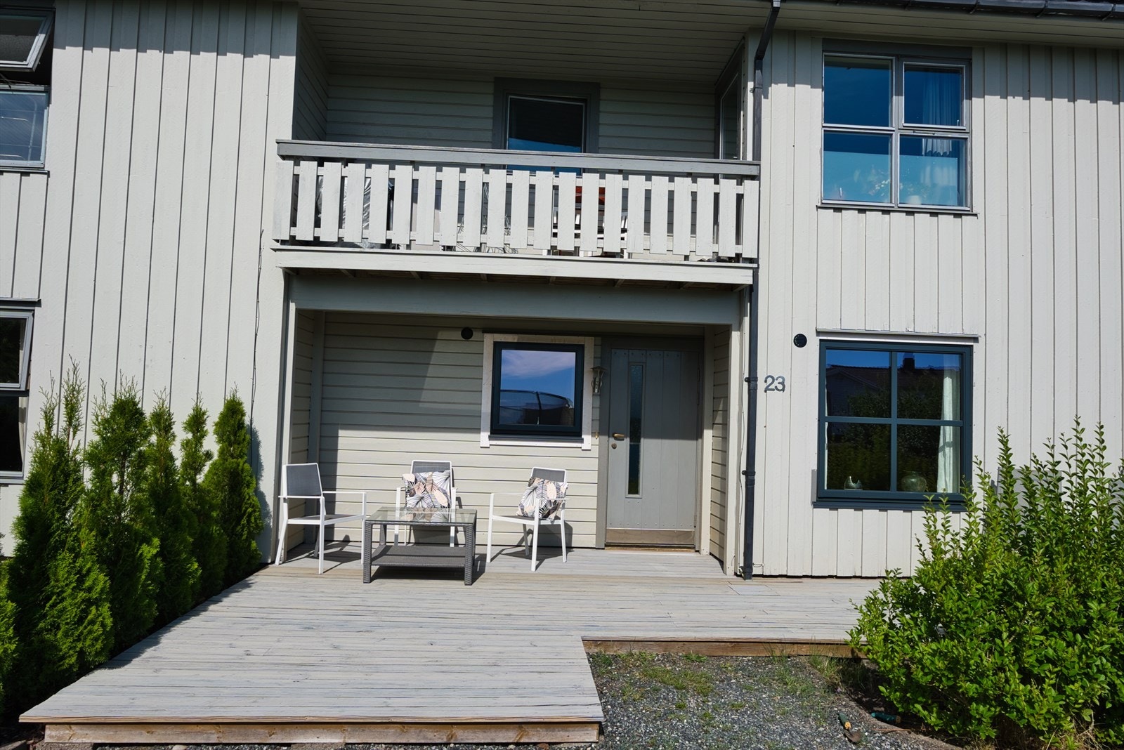 Rolig beliggende i Prestegårdsskogen, et attraktiv og populært boligområde ca. 4 km. nord for Grimstad sentrum. Galleribilde