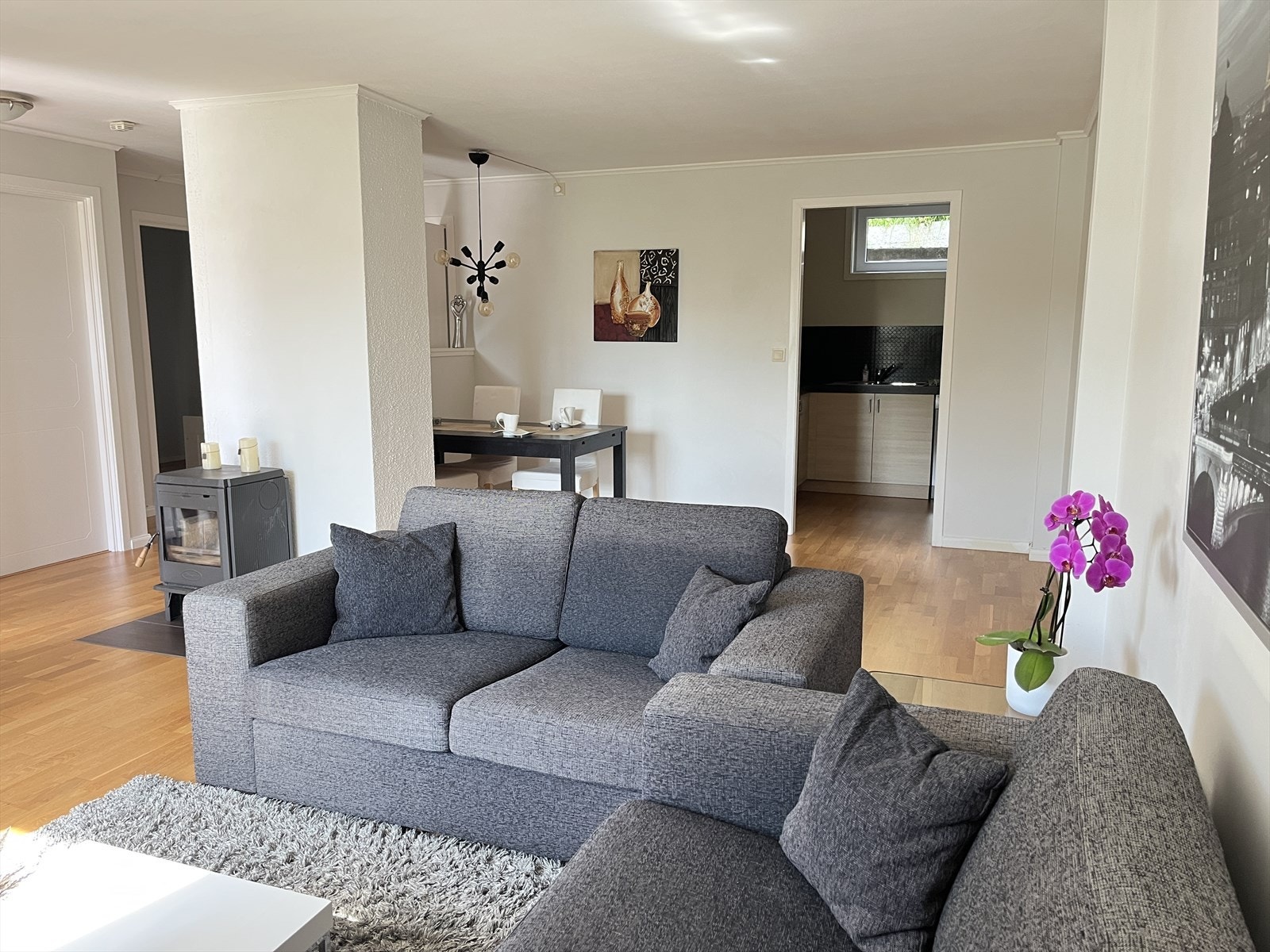 DNB Eiendom ved Tom Arthur Pedersen har gleden av å presentere Torjus Hanssens vei 23! Hyggelig velkomstterrasse av fin størrelse. Leiligheten disponerer garasjeplass i felles rekke. Galleribilde