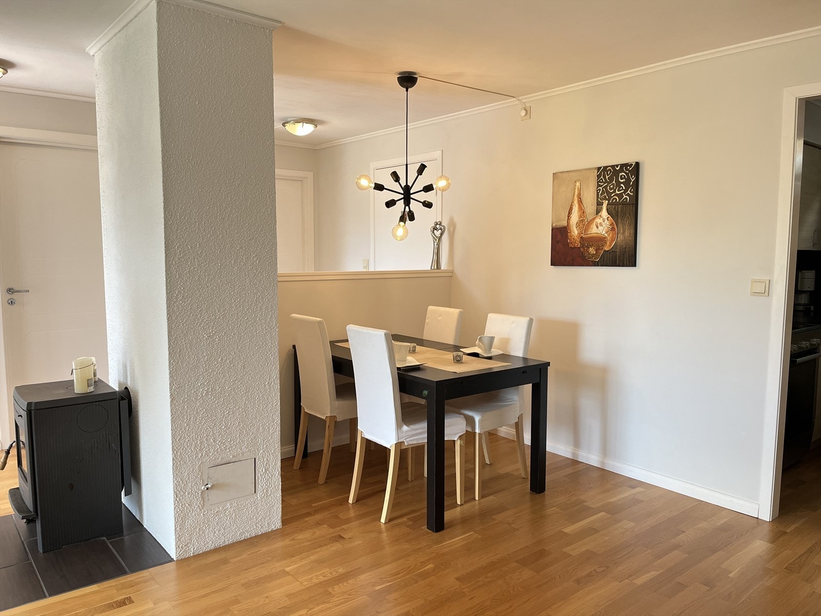 Det kan innredes med en hyggelig spiseplass i direkte tilknytning til kjøkkenet. Galleribilde