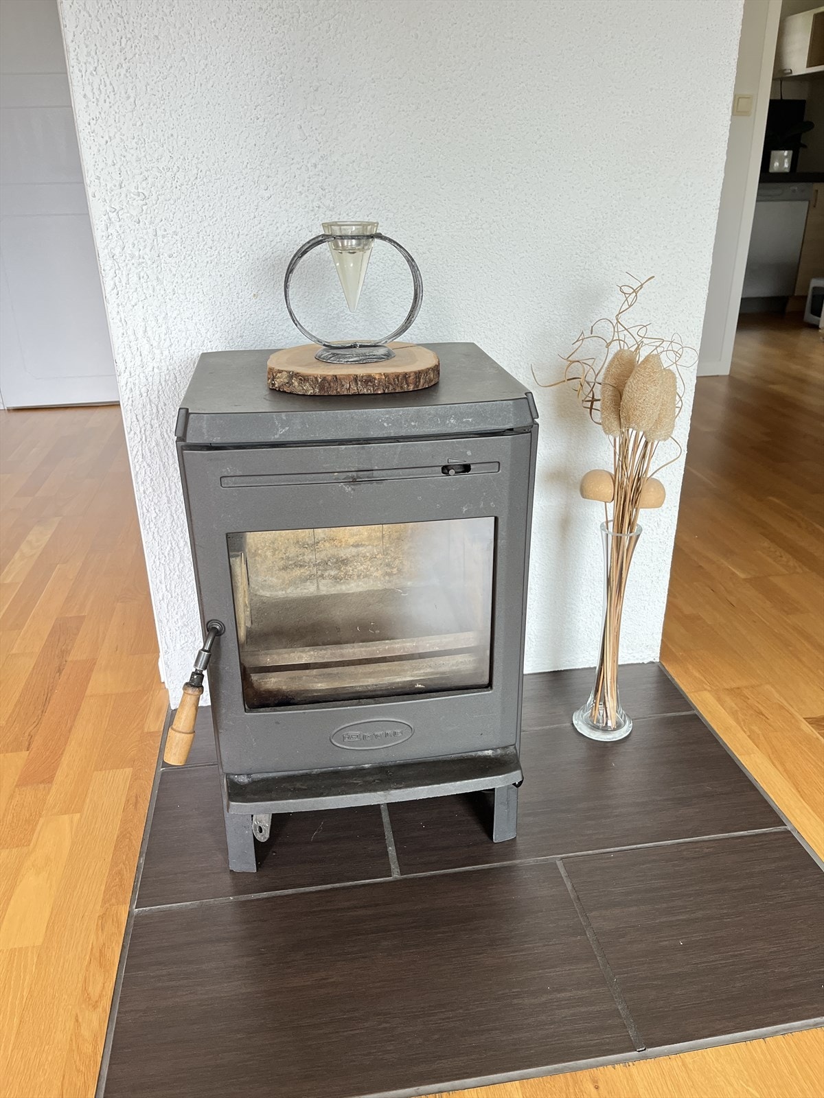 I stuen er det montert en peisovn. Galleribilde