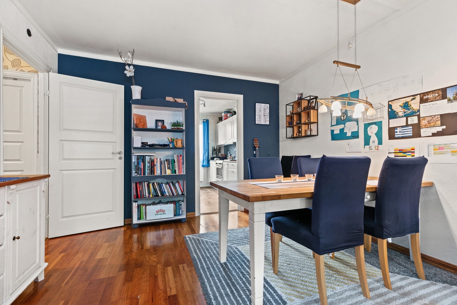 På utsiden av kjøkkenet er det plass til en liten spisestue Galleribilde