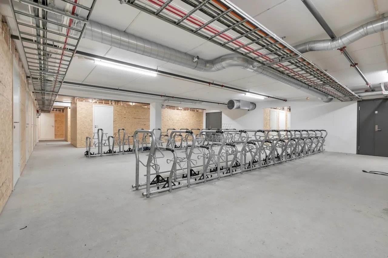 Sykkelparkering i underetasjen. Galleribilde