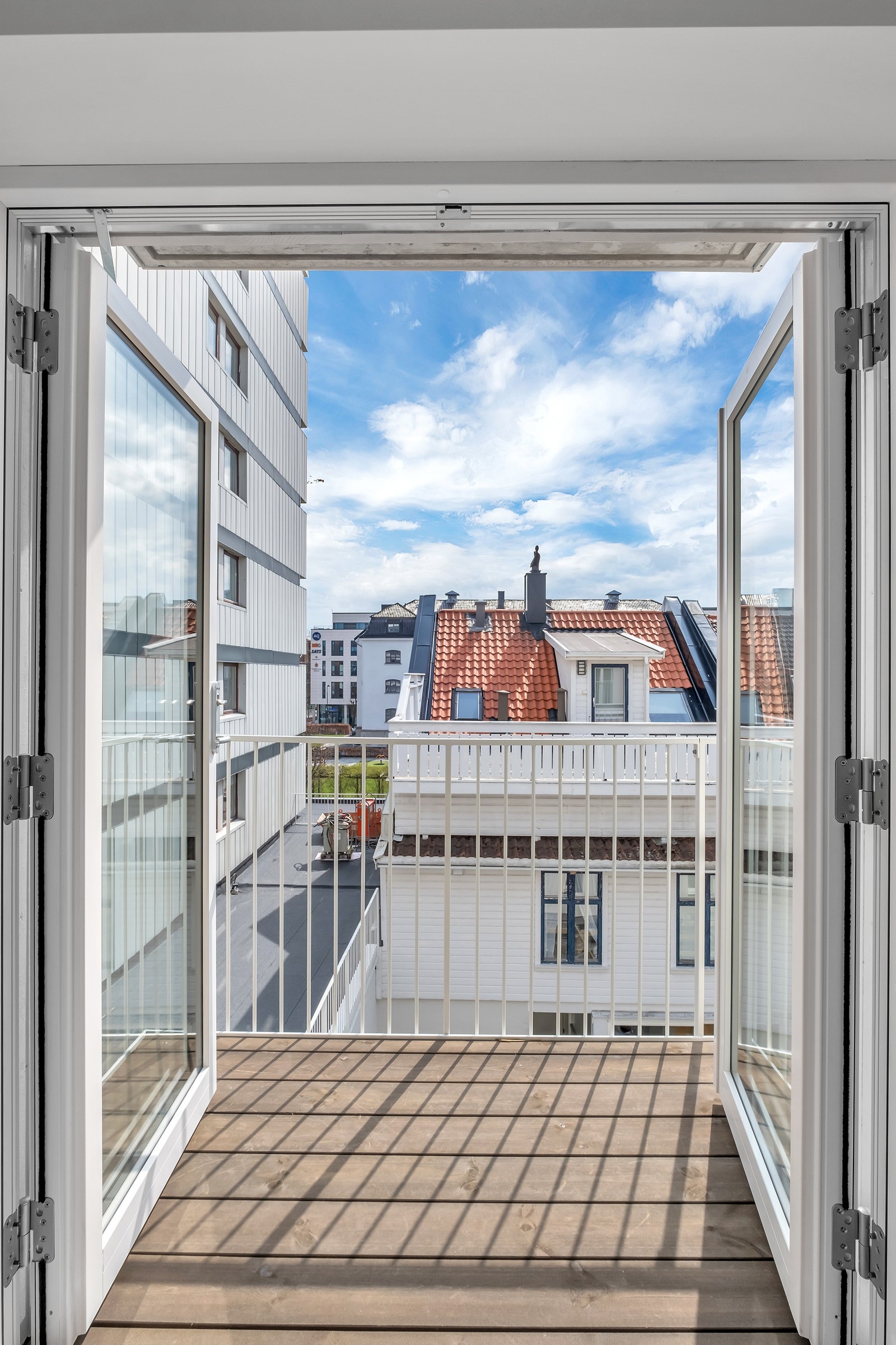 Leiligheten har mange store vinduer som tar inn rikelig med lys. Galleribilde