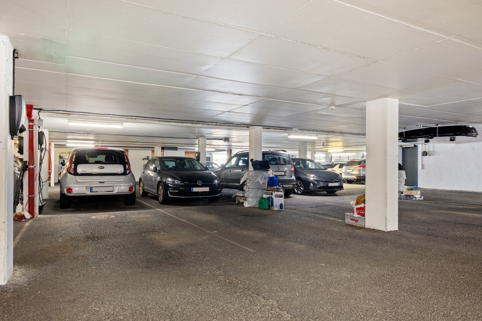 Parkeringsplass i felles garasje. Galleribilde