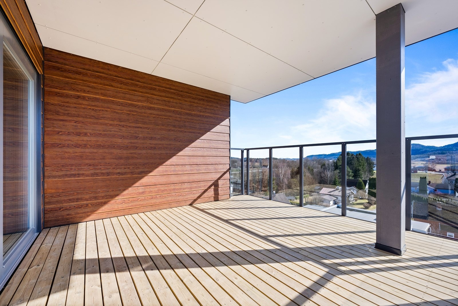 Delvis overbygget - her kan sommerdager og -kvelder nytes selv om det skulle komme noen dråper fra oven. Galleribilde