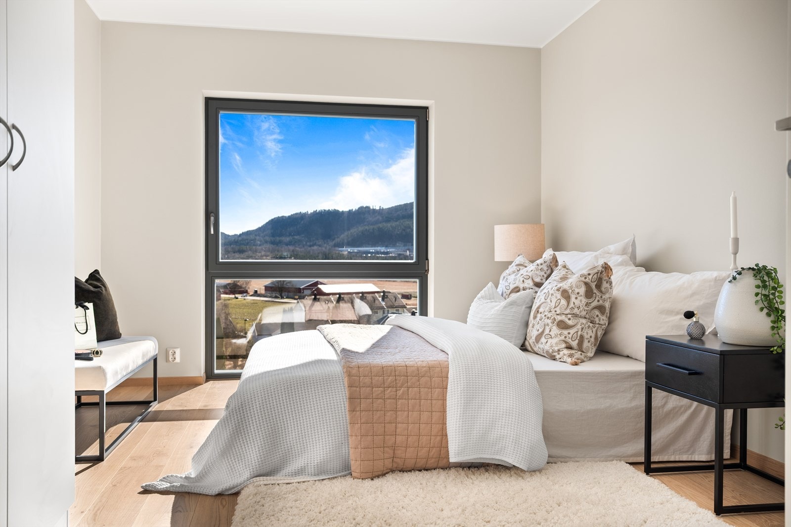 Innbydende hovedsoverom med god plass for dobbeltseng og garderobeskap. Galleribilde