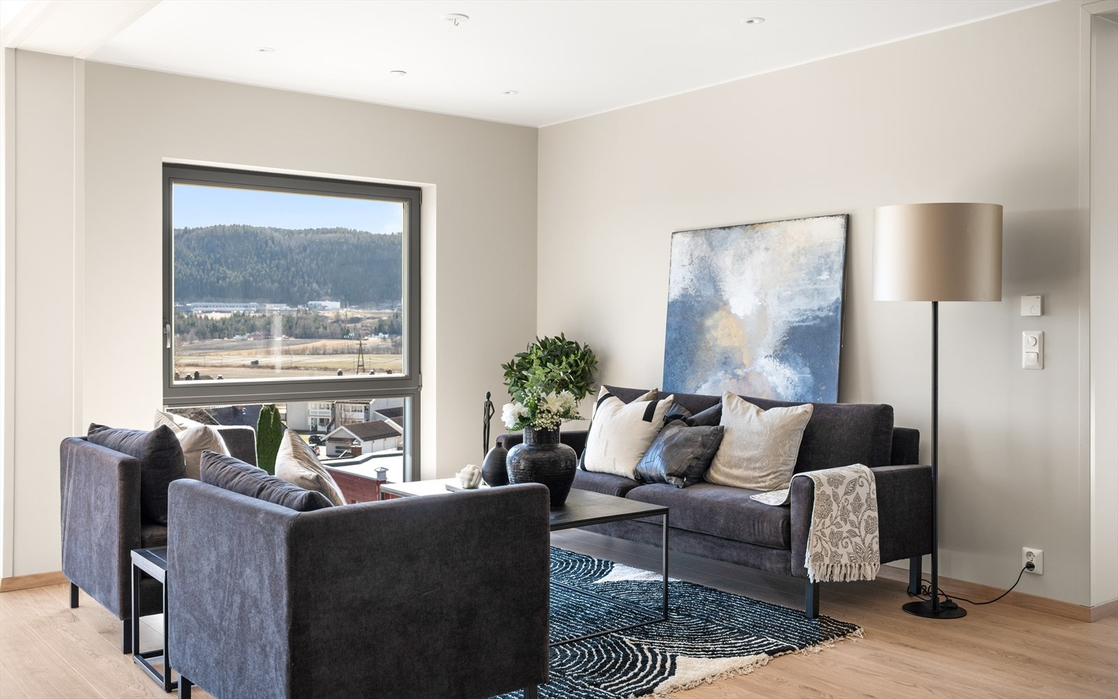 Stuen er enkel å møblere i flere soner. Galleribilde