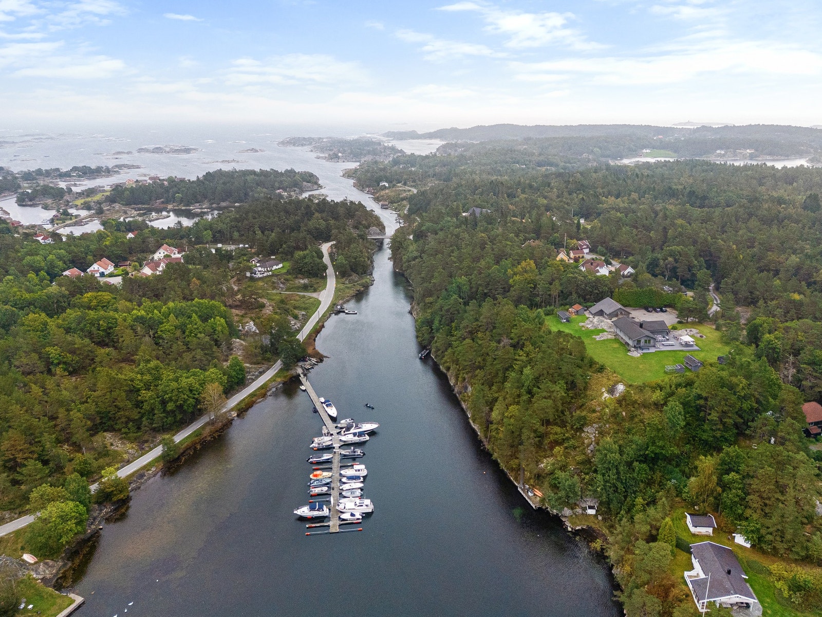 Dronefoto over eiendommen og  hvor man ser ut til Blindleia