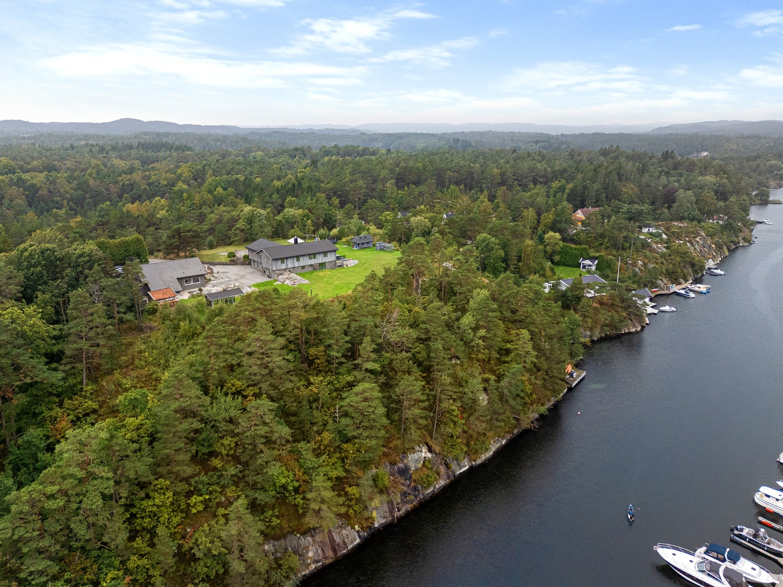 Dronefoto over eiendommen
