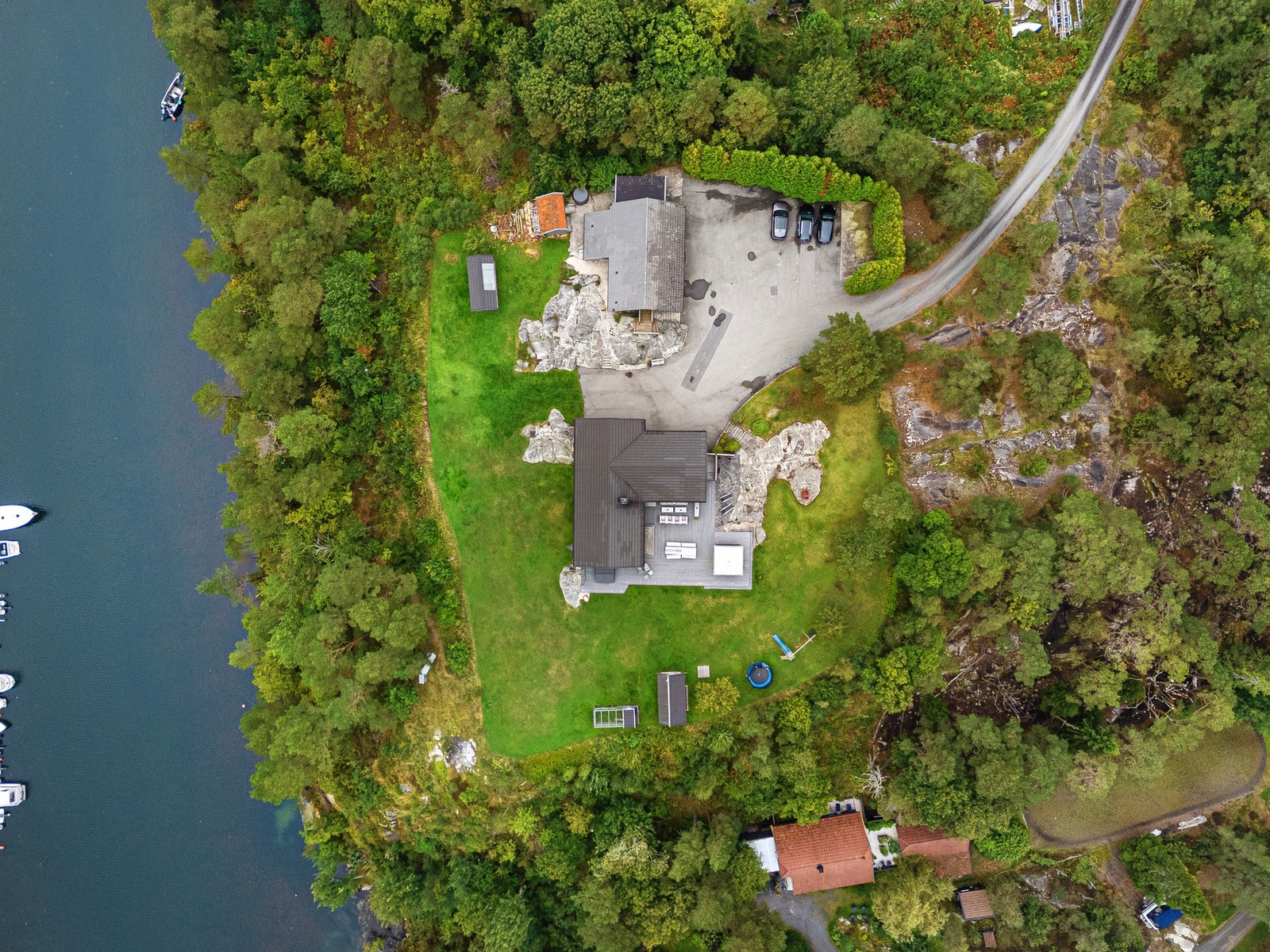 Oversikt over eiendommen med med brygga nede ved sjøen