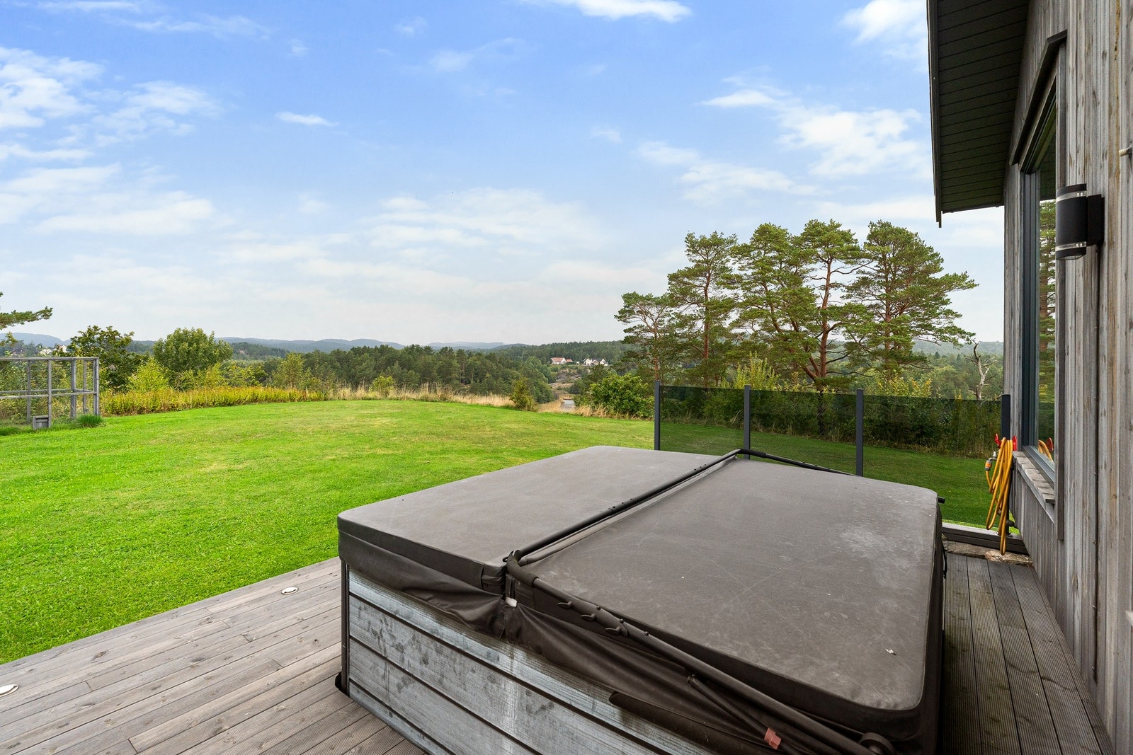 Jacuzzi på terrassen med utedusj