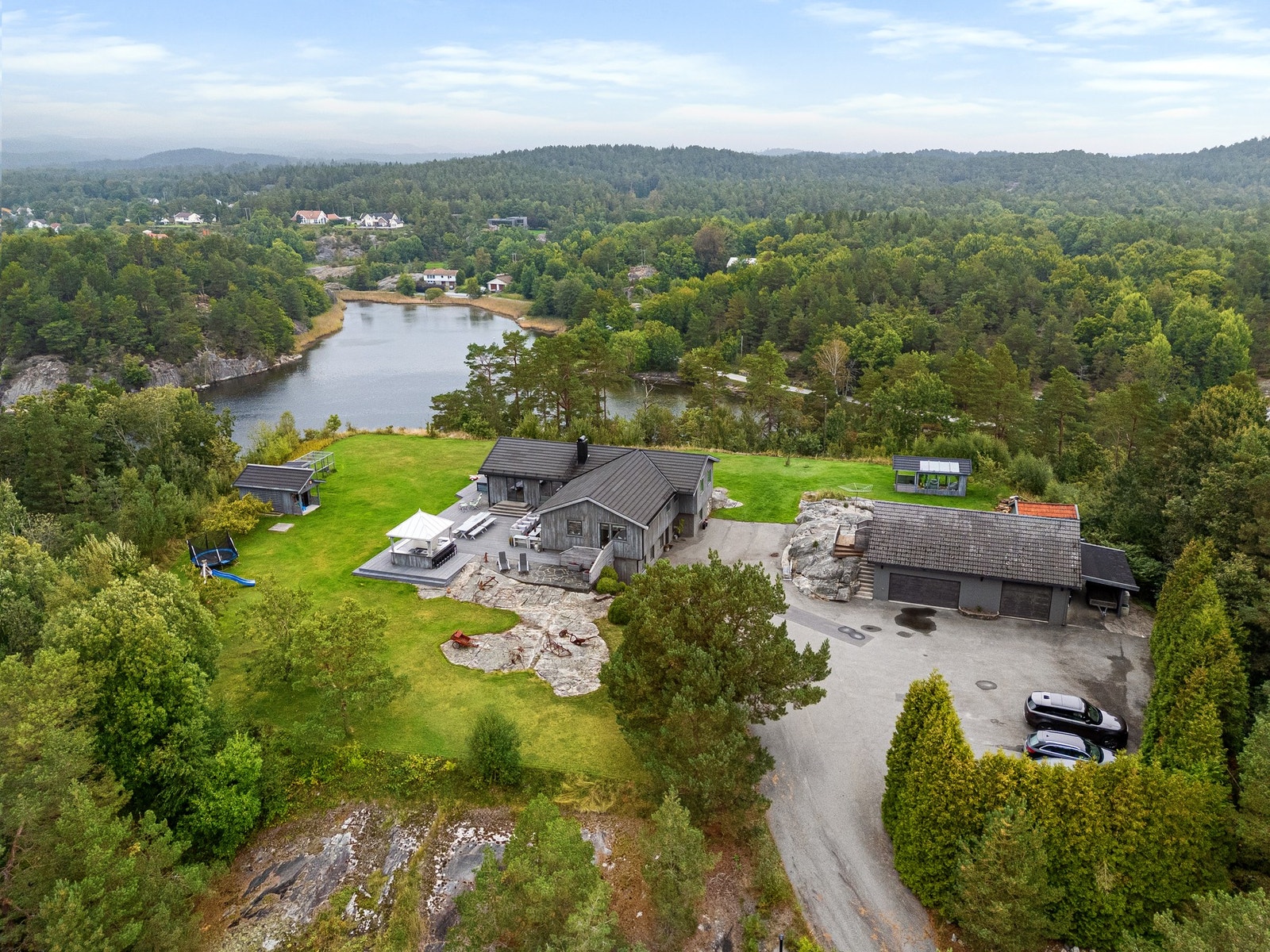 Dronefoto over eiendommen