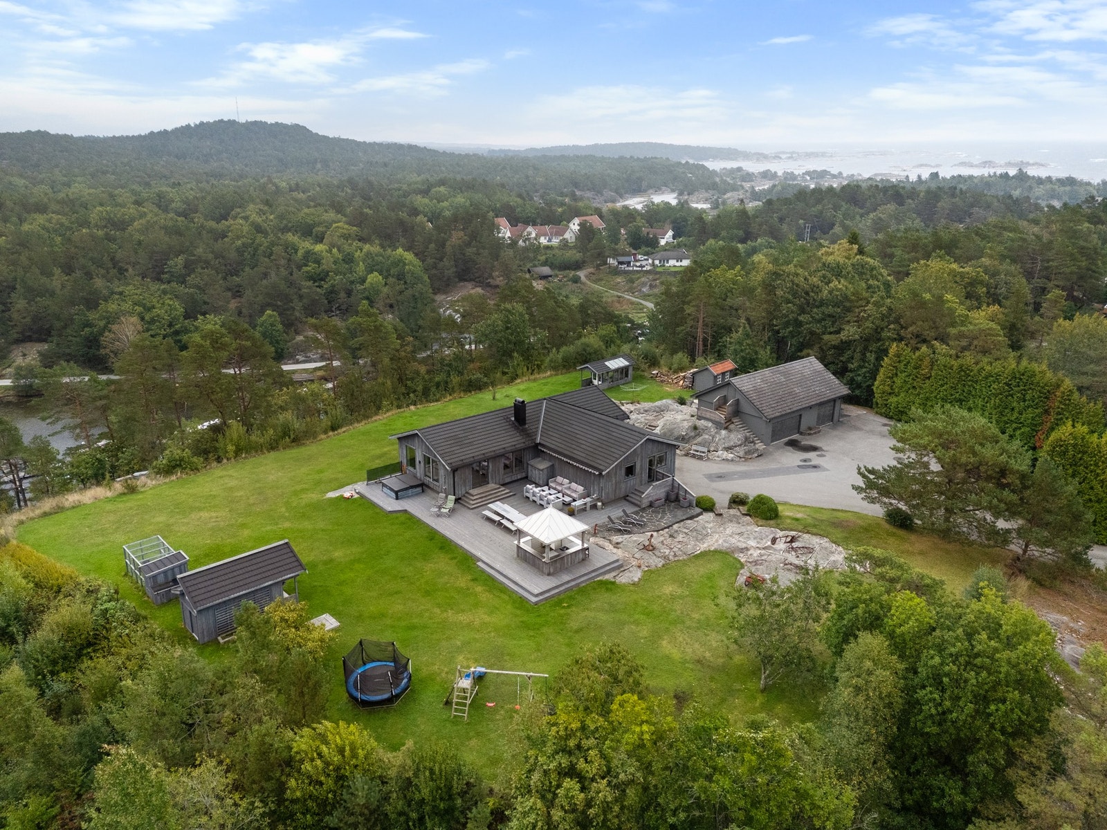 Dronefoto over eiendommen