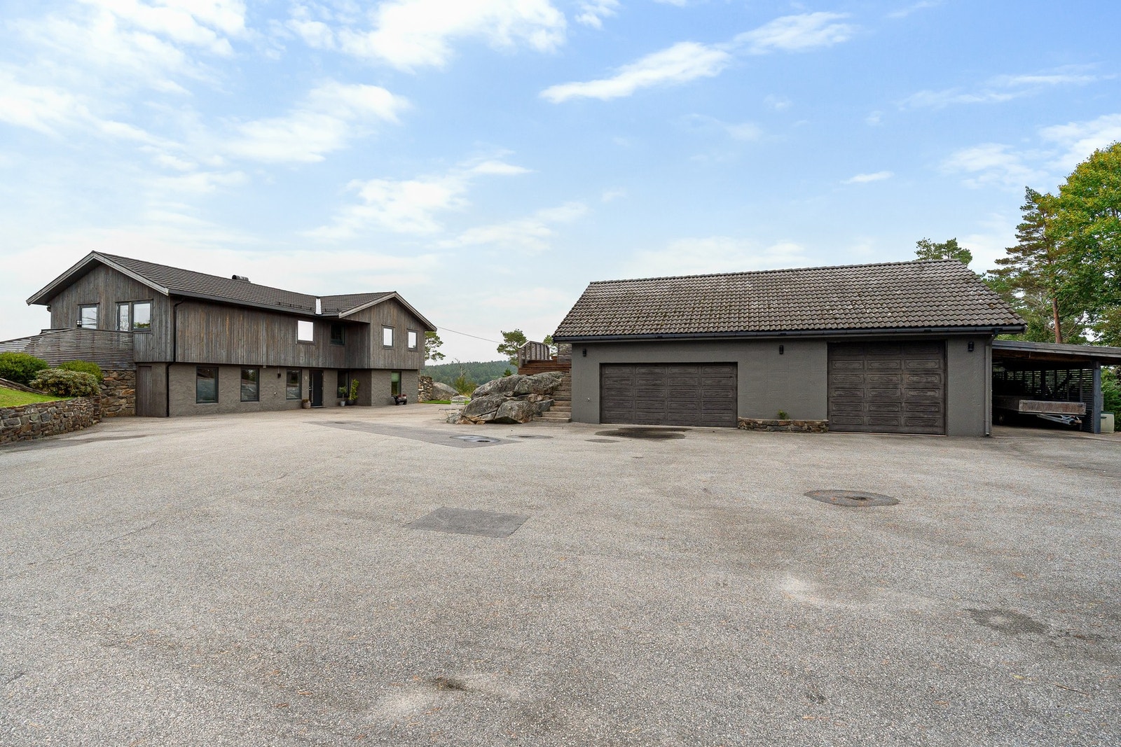 Fra gårdstunet med parkeringsplasser