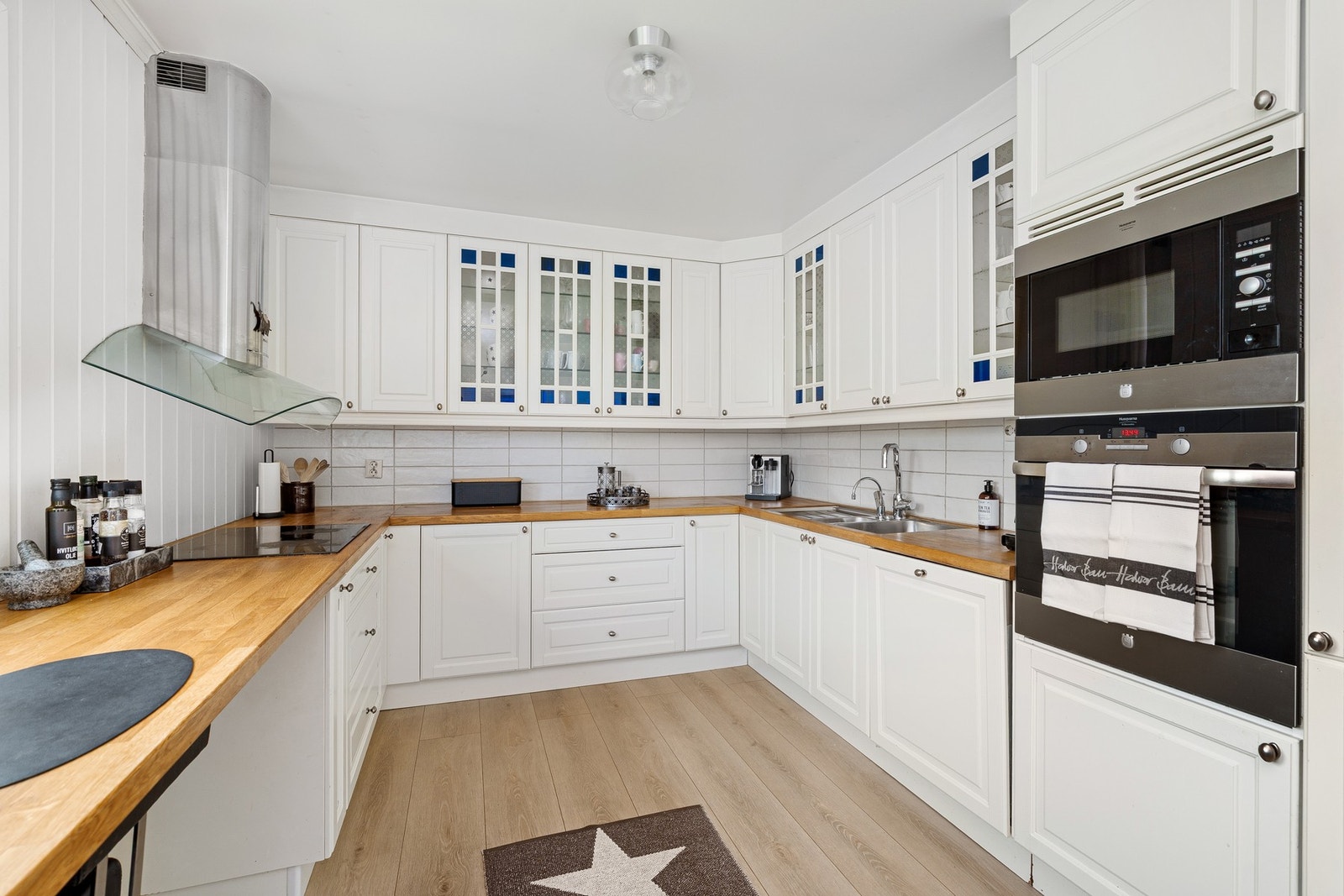 Velutstyrt kjøkken med integrerte hvitevarer