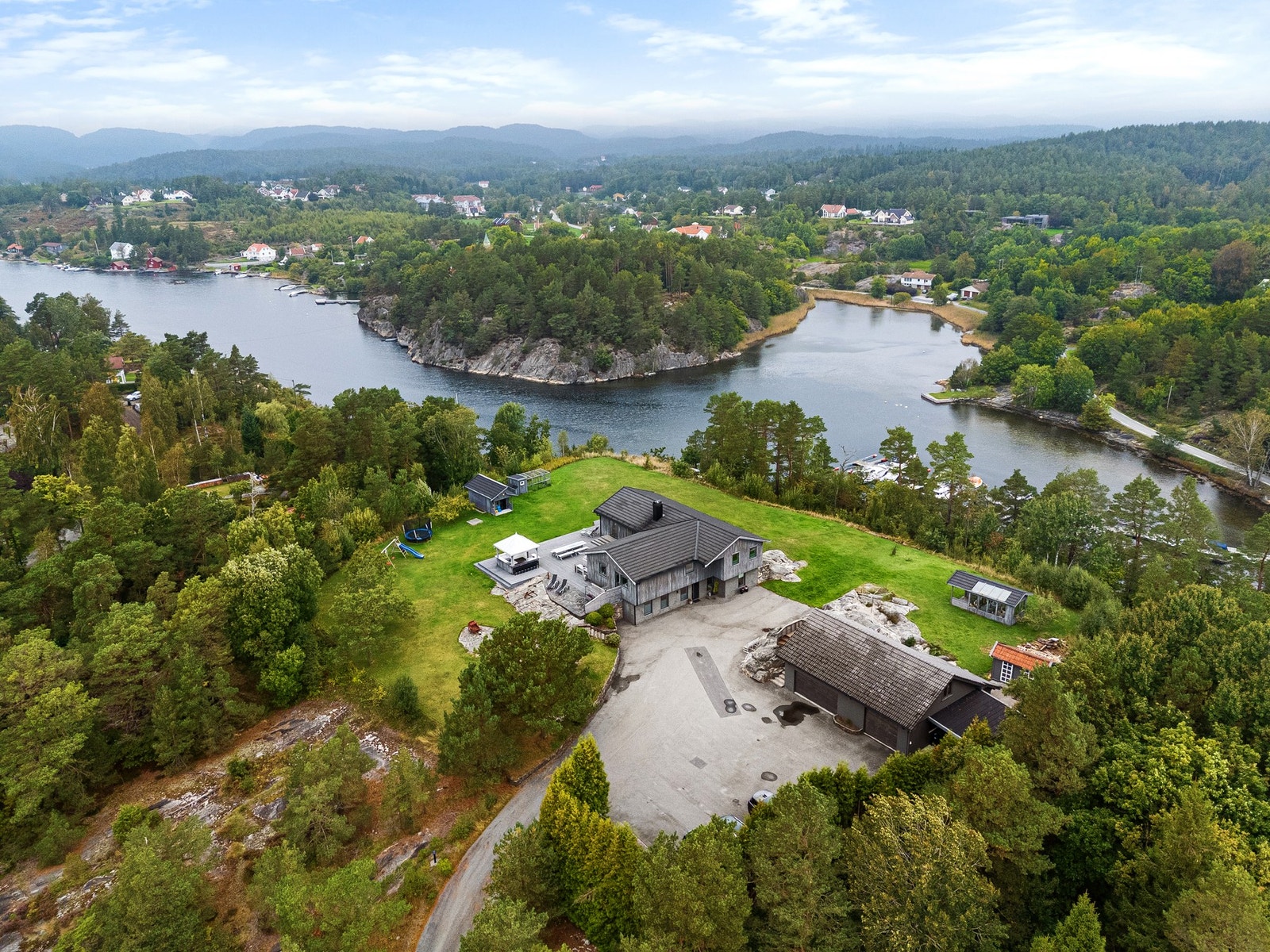 Dronefoto over eiendommen med utsikt til sjøen