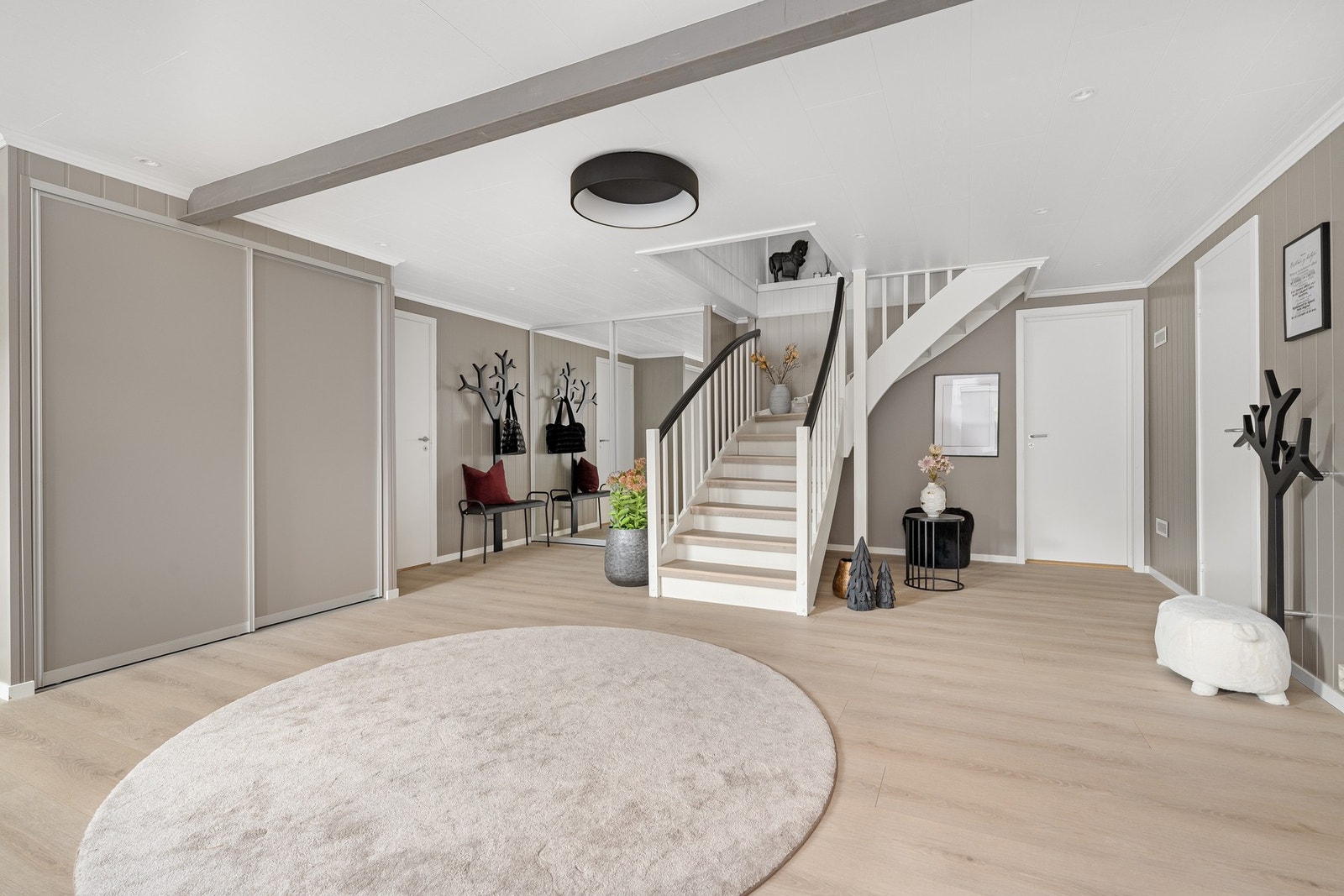 Hall med trapp opp til 1.etg.